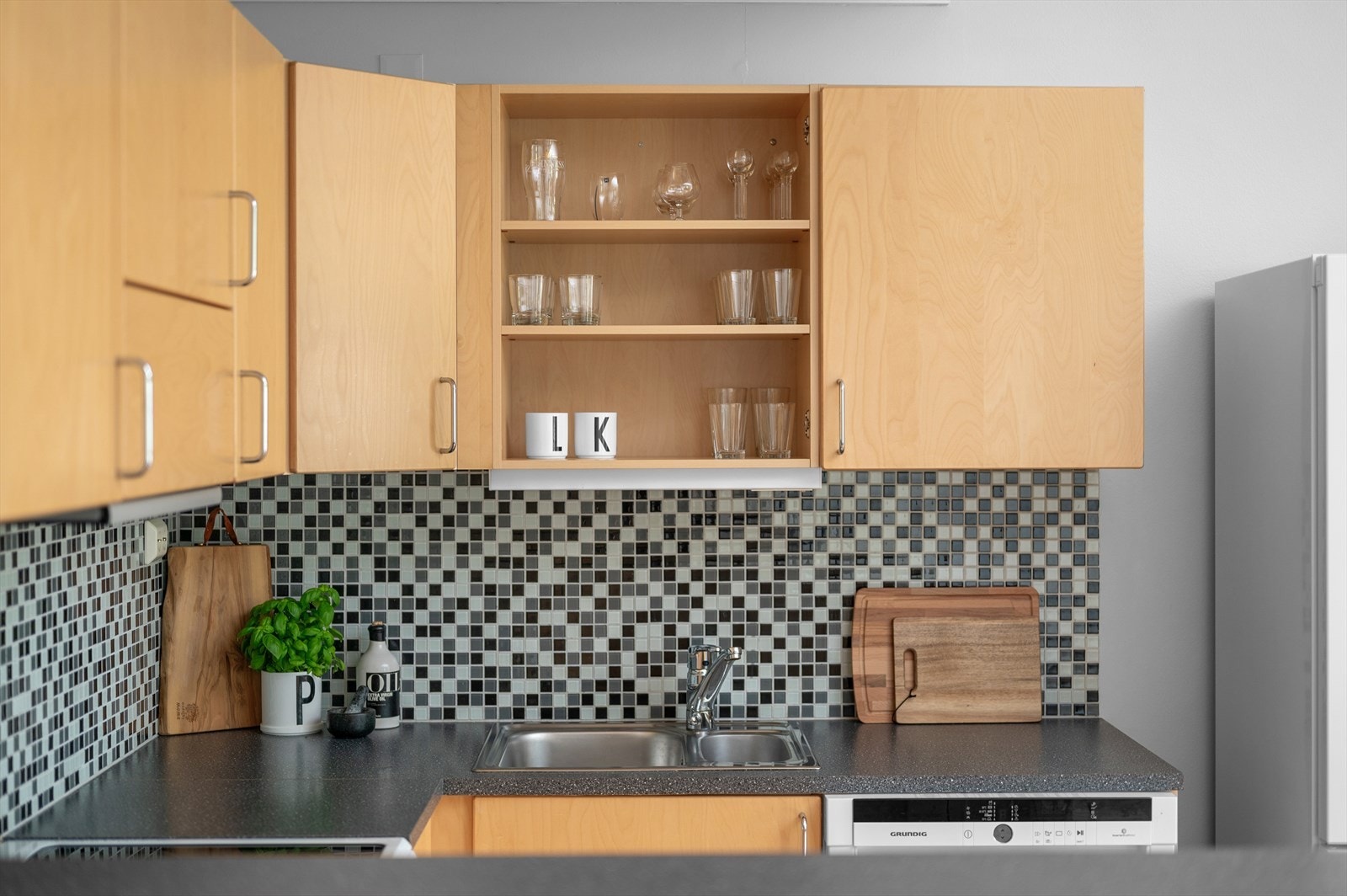 Kjøkkenet har godt med skap og benkeplass. Stuen og kjøkkenet er i åpen løsning. Galleribilde