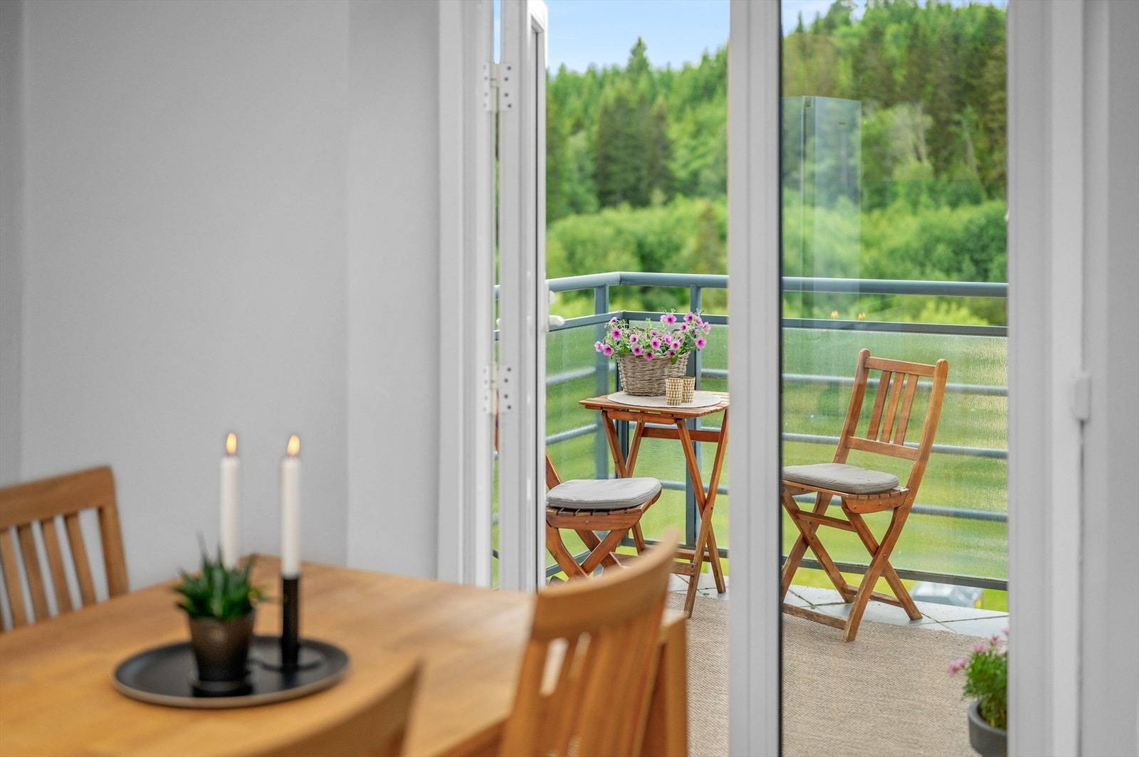 Fra stuen er det utgang til leilighetens balkong. Galleribilde