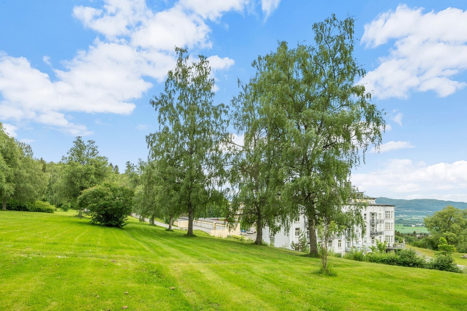 Det er gode bussforbindelser hvor buss nr. 78 og 215 stopper rett utenfor bygget. Galleribilde