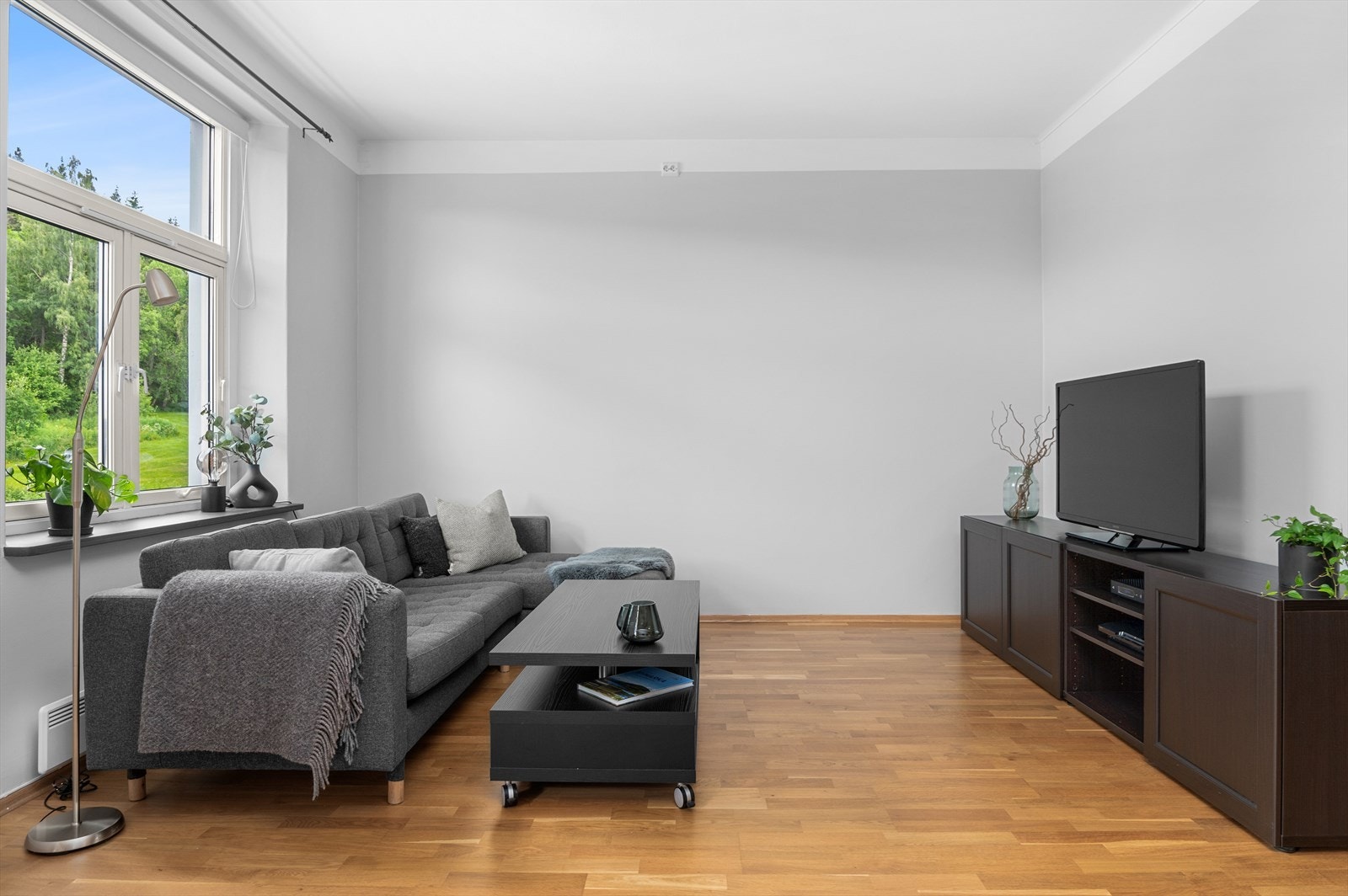 Med leilighetens generøse takhøyde og store vindusflater, oppleves leiligheten som meget lys og trivelig. Galleribilde