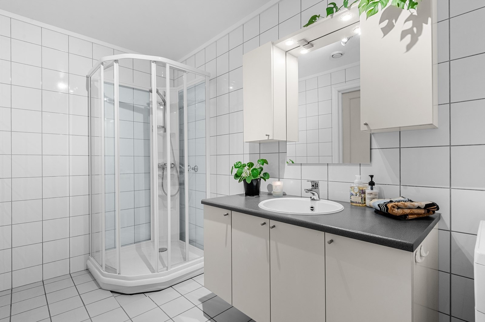 Bad er flislagt og rommer 6,5 m² med dusjkabinett og behagelig gulvvarme. Galleribilde