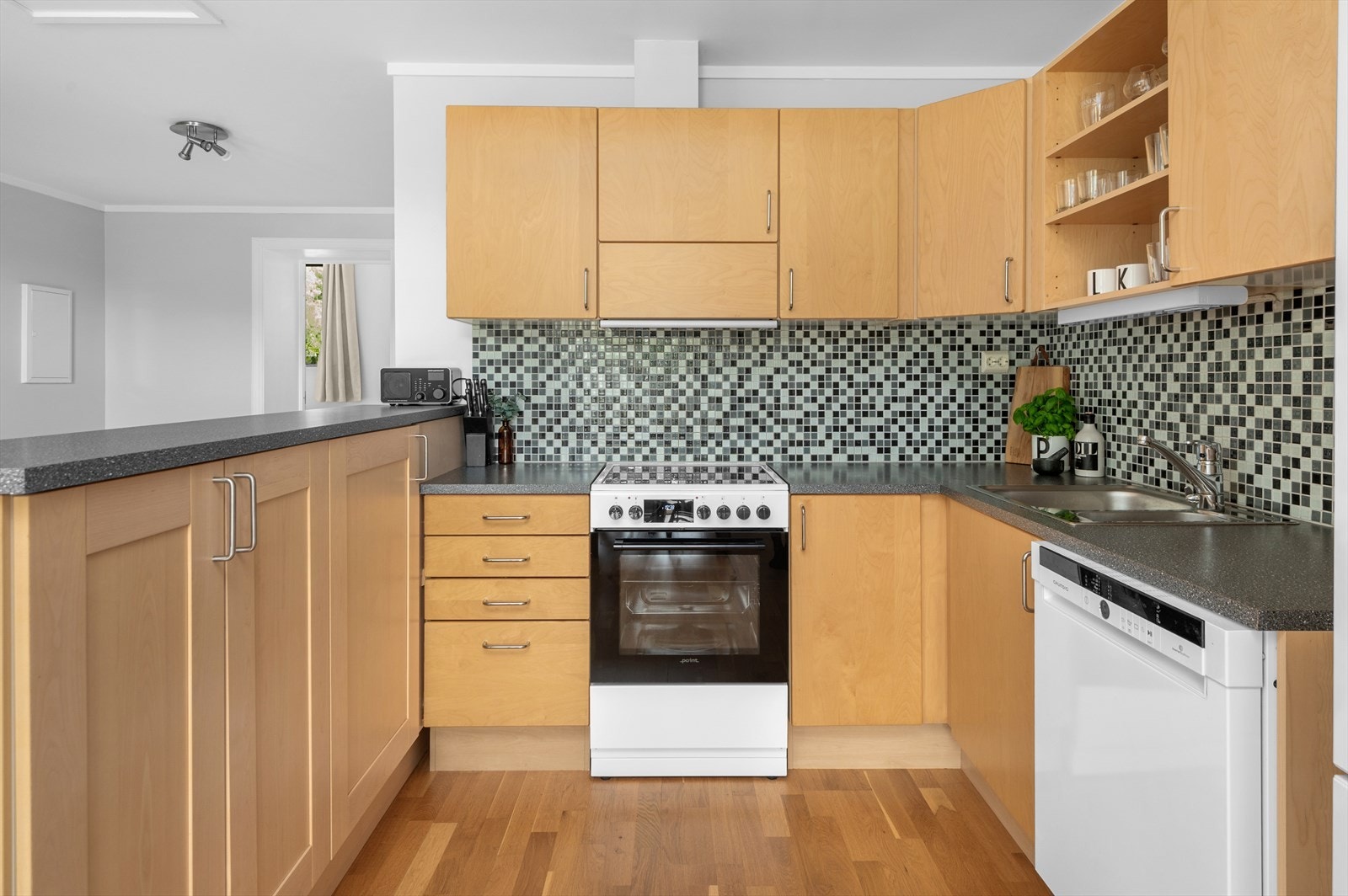 Kjøkken er standard fra rehabiliteringen i perioden 2005 og har praktisk flis over benkeplate for enklere rengjøring. Galleribilde