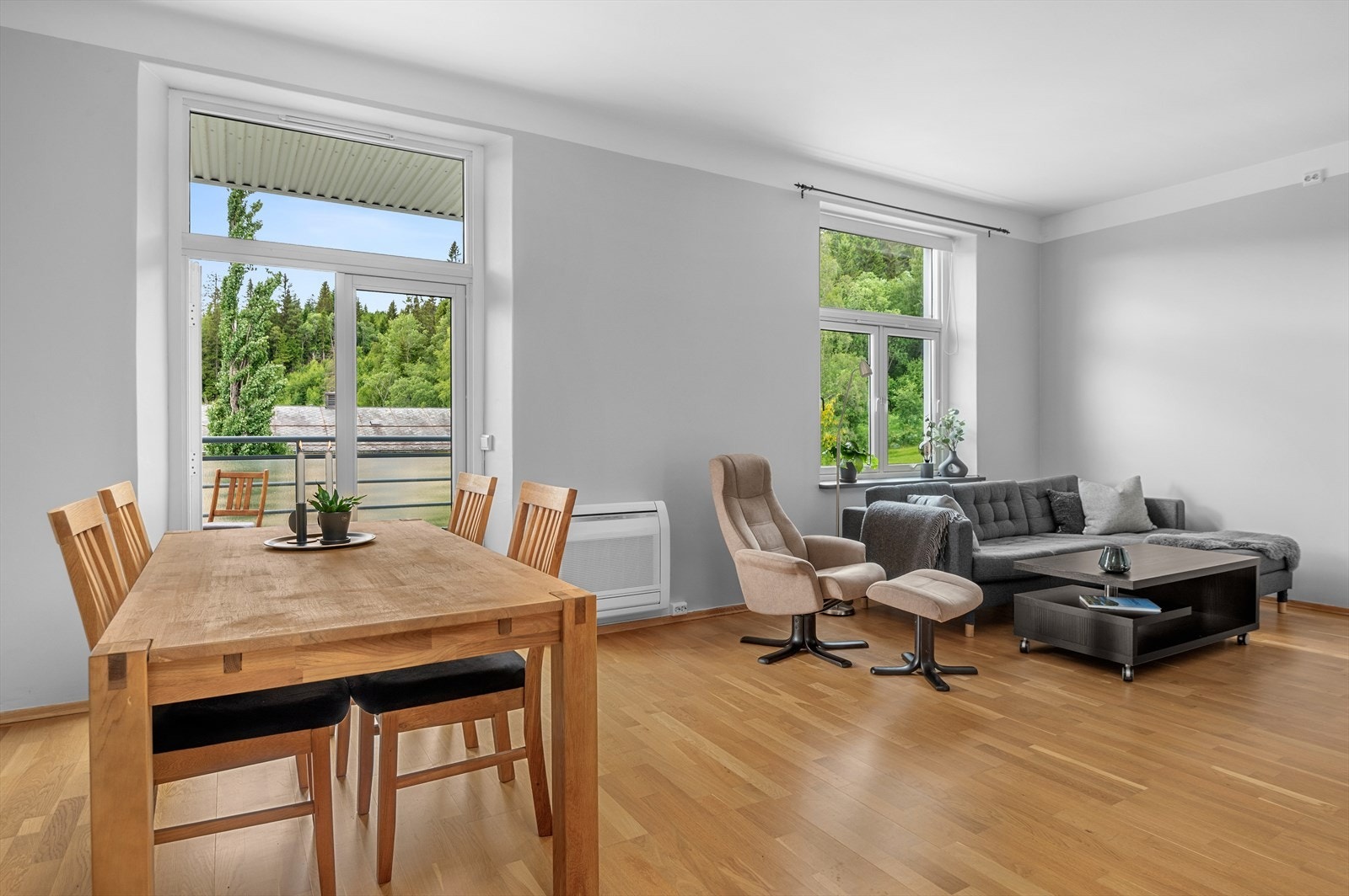 Stuen er praktisk utformet noe som byr på flere møbleringsmuligheter. Det er også varmepumpe i leiligheten. Galleribilde