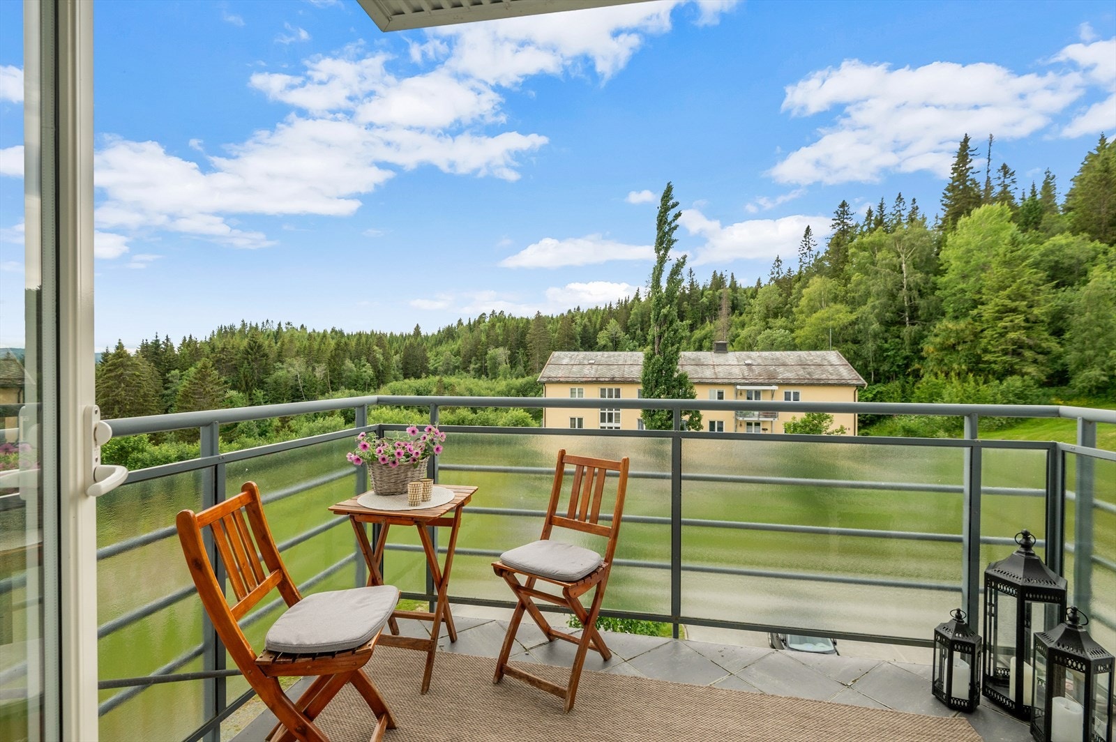 Fra terrassen på 6,5 m² får du sol store deler av dagen. Galleribilde