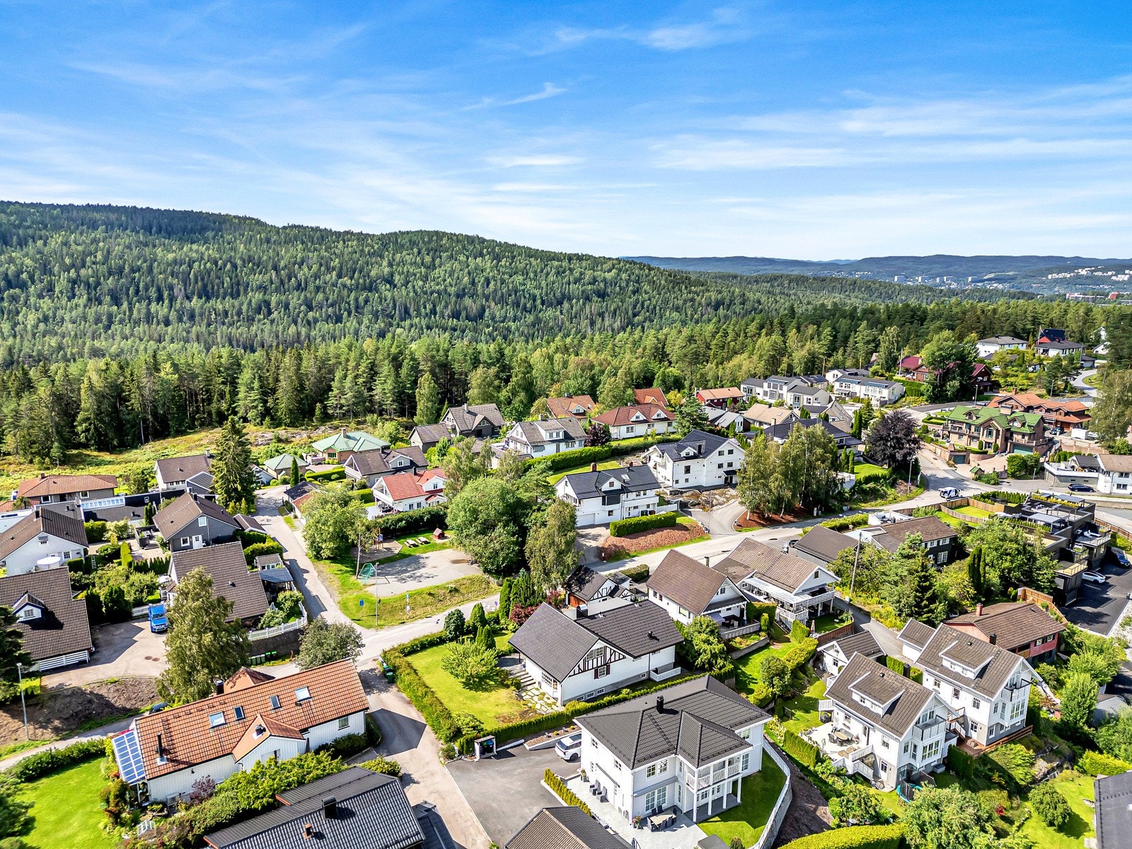 I familievennlige, attraktive omgivelser på Rasta selges det nå en stor, flott familiebolig med kommunal lekeplass rett over gata. Galleribilde