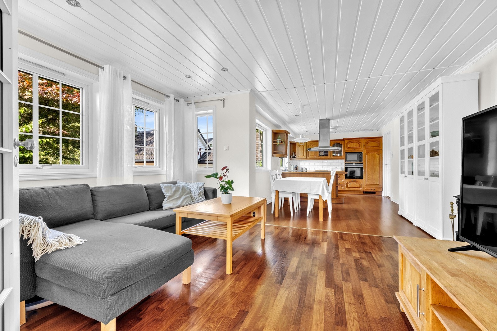 En stilig barløsning skaper et naturlig skille mellom spisestuedelen og resten av kjøkkenet Galleribilde