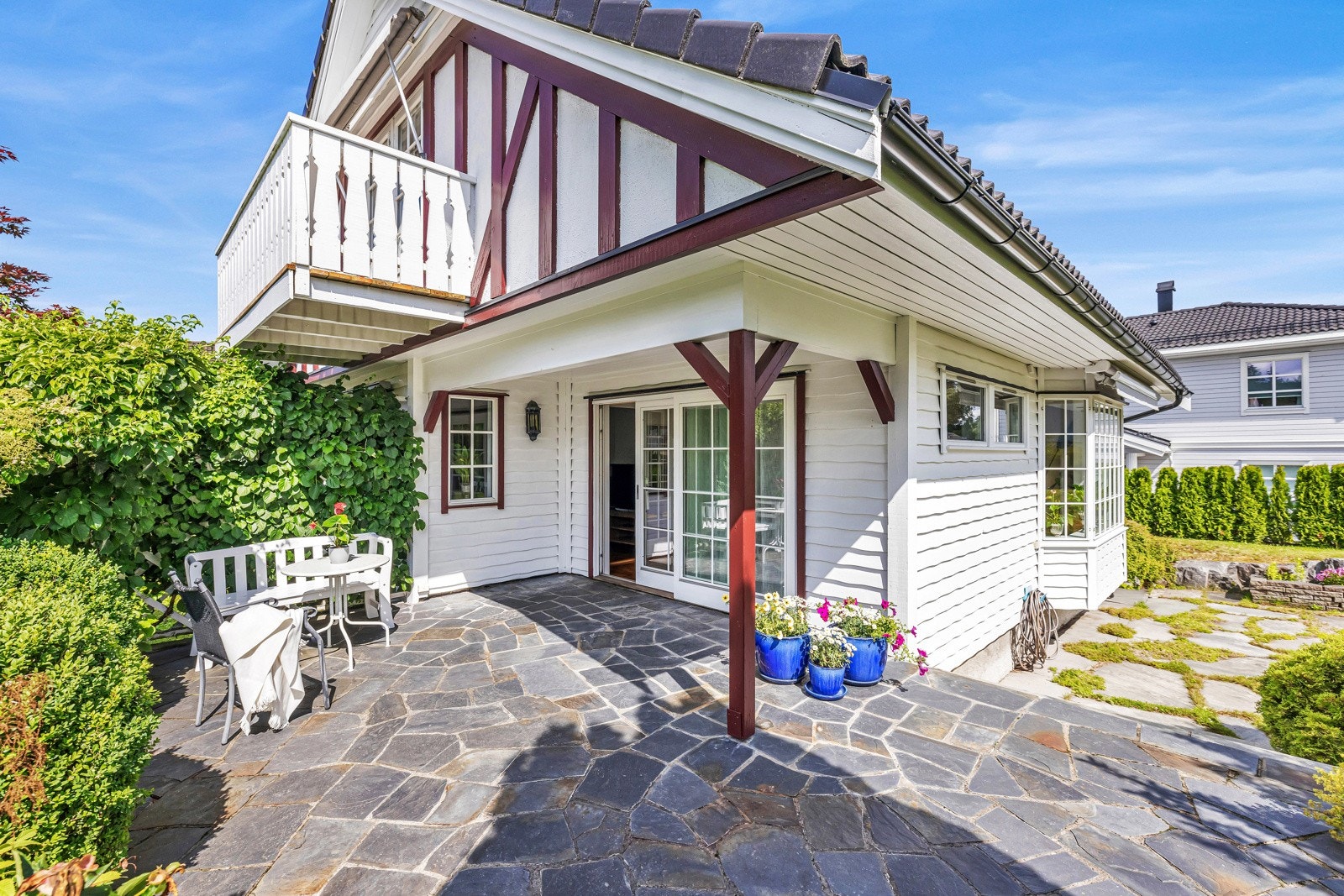 Det er god plass til utemøbler, grill med mer, og det er også direkte adkomst til en hellelagt uteplass. Galleribilde