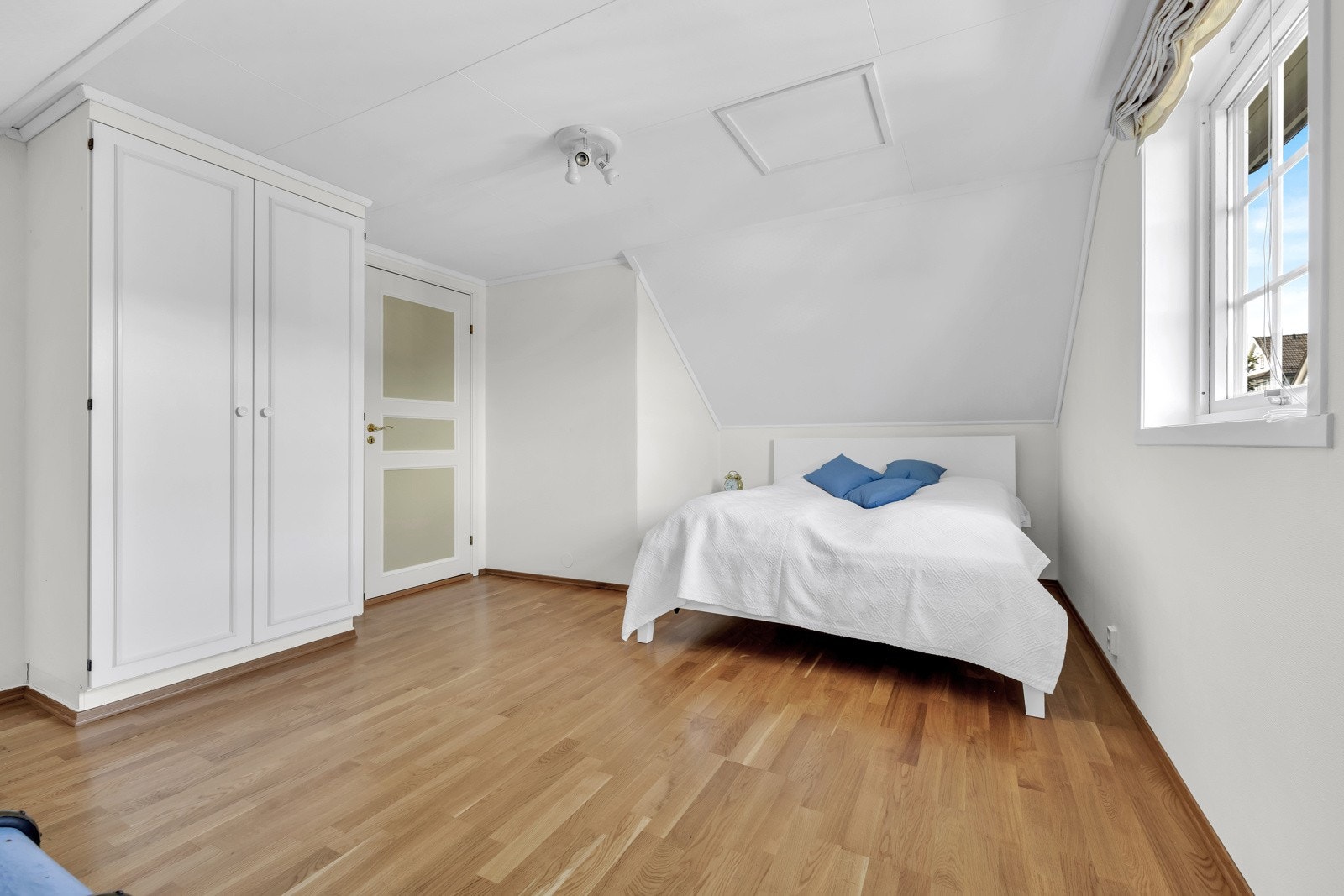 Her er soverom 2 i andre etasje. Boligen har totalt 4 soverom. Galleribilde