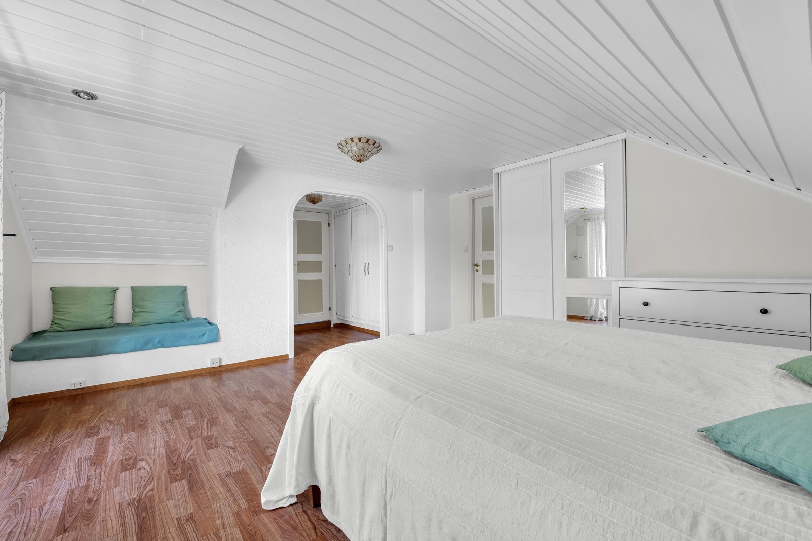 Hovedsoverommet har en plassbygd sofabenk. Galleribilde