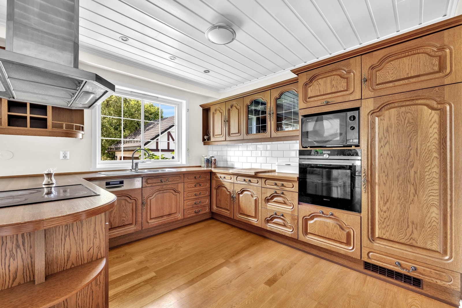 På veggen mellom benk og overskap er det montert fliser, og det er ventilator over kokesonen. Alle hvitevarene er integrert og består av stekeovn, platetopp, oppvaskmaskin og kjøleskap. Flere av hvitevarene er skiftet i nyere tid. Galleribilde