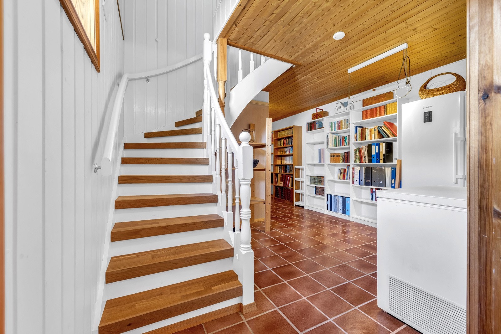 Trappegang i underetasje. Galleribilde