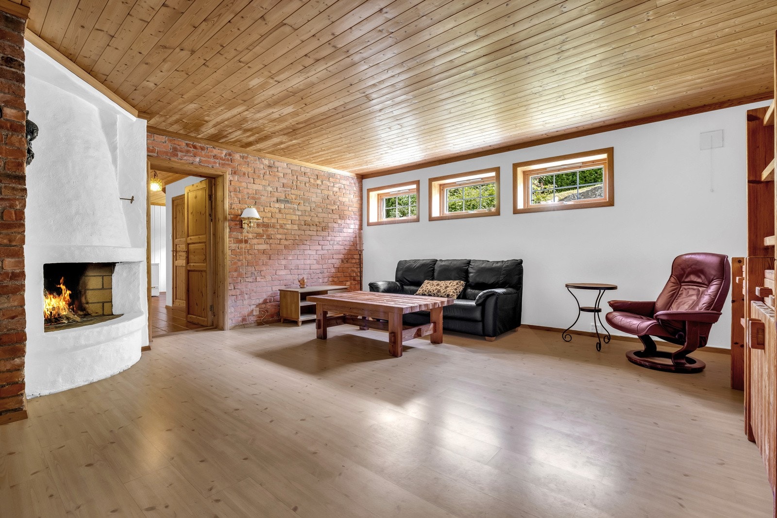 Underetasjen har et stort, innredet rom som i dag benyttes som peisestue Galleribilde