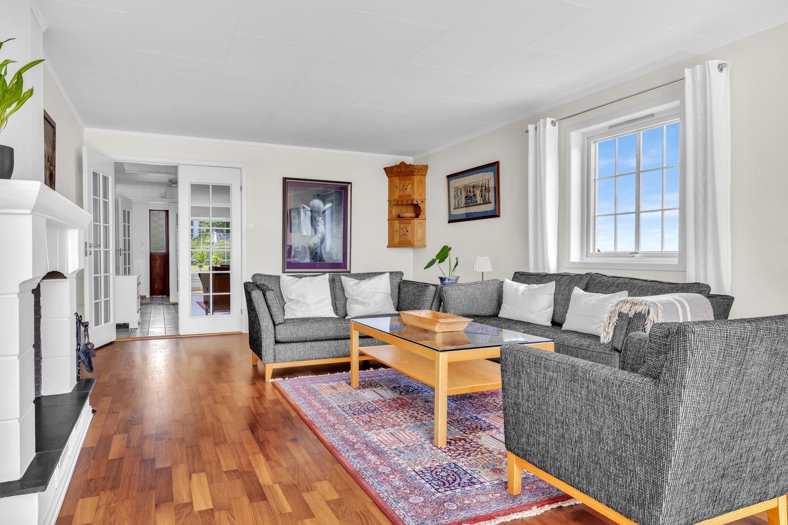 Stuen har flere soner som gir mange møblerings altn. Galleribilde