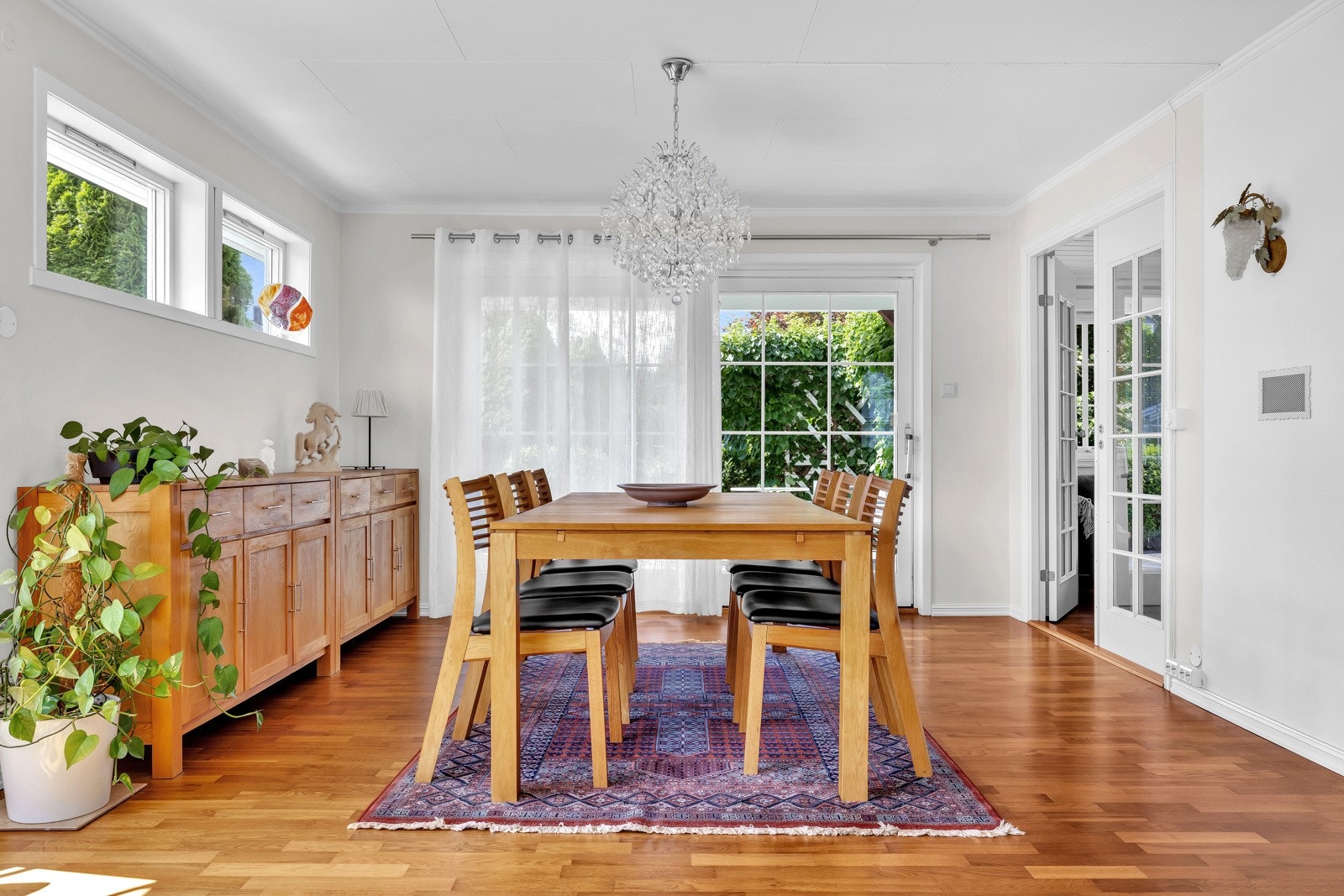 God plass til gjester rundt spisebord. Galleribilde