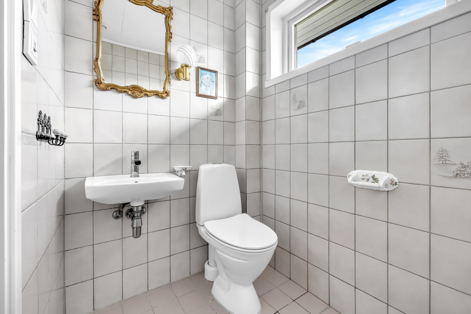 Toalett i første etasje med gulvmontert klosett. Galleribilde