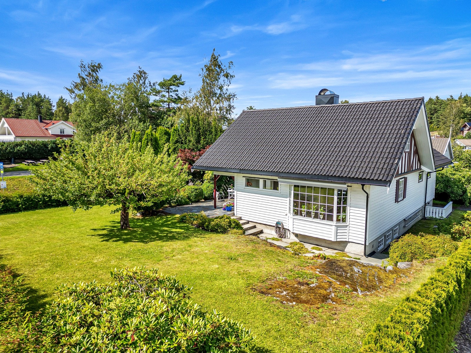 Romslig familiebolig med en stor solrik tomt Galleribilde