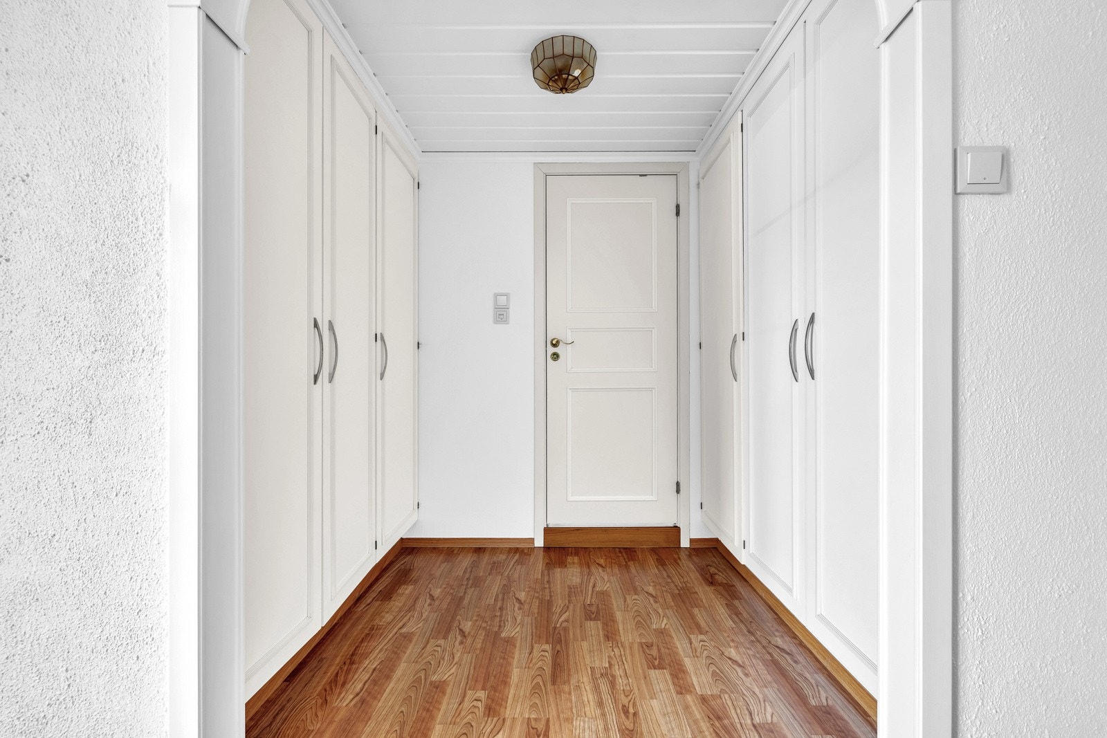 Garderobegang mellom hovedsoverom og hovedbad. Galleribilde