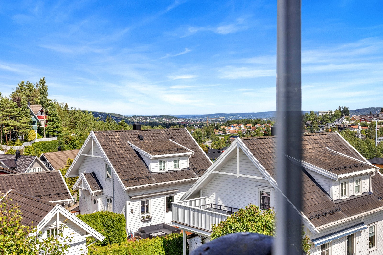 Eiendommen ligger utmerket til rett ved marka, i et sentralt og attraktivt boligområde på Rasta i Lørenskog kommune. Galleribilde