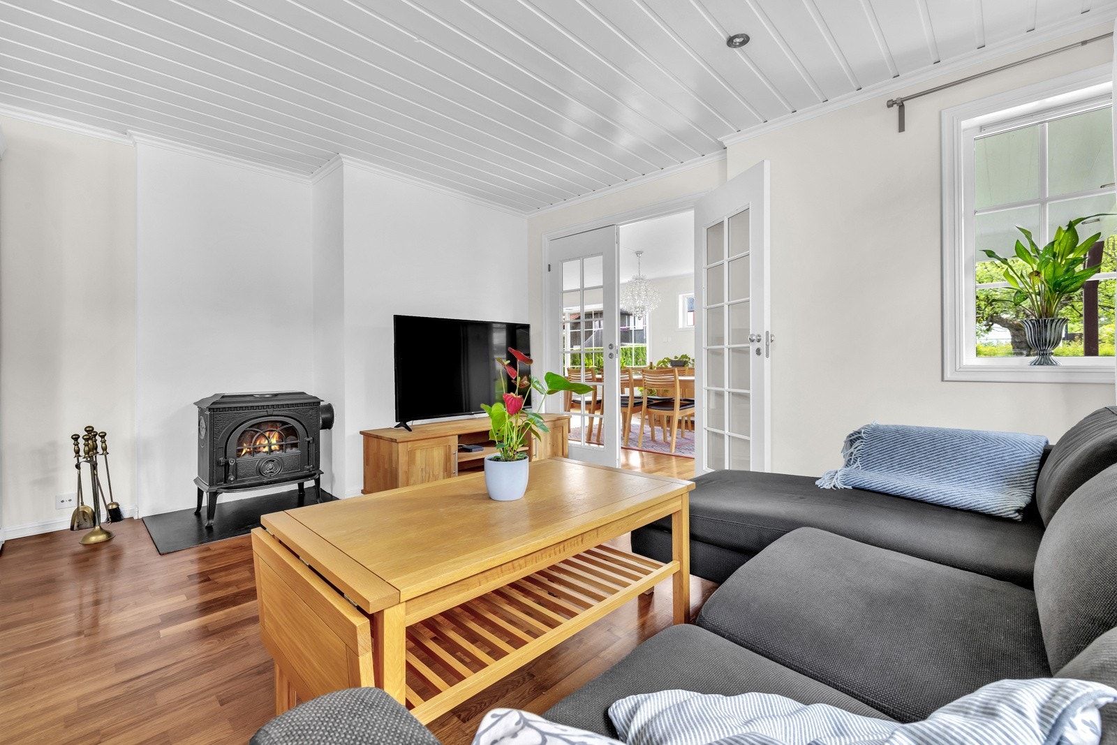 Innbydende tv-stue i første etasje Galleribilde