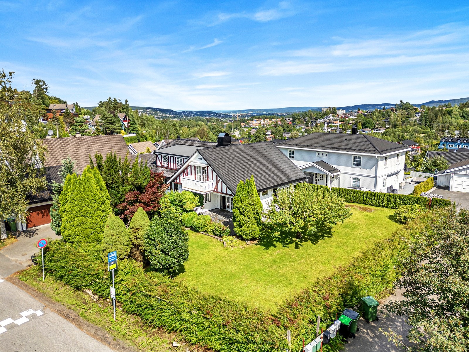 Boligen ligger fint plassert på en romslig tomt med asfaltert gårdsplass, nydelig hage. Galleribilde