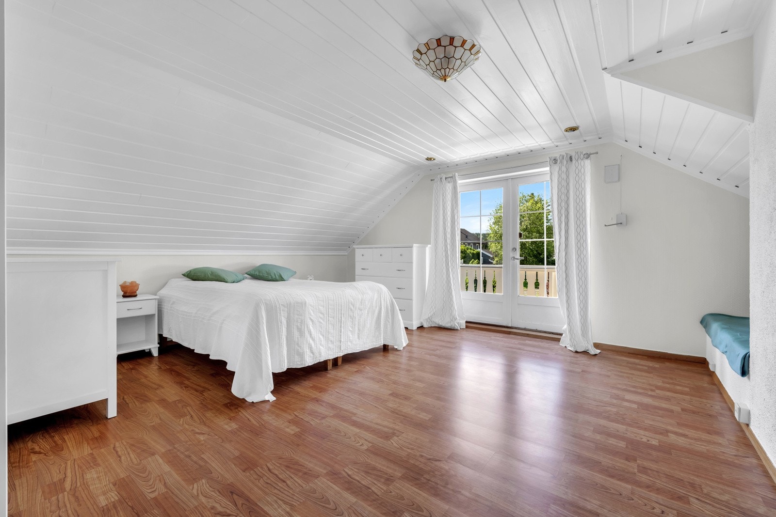 Romslig hovedsoverom med god plass i garderobeskap Galleribilde