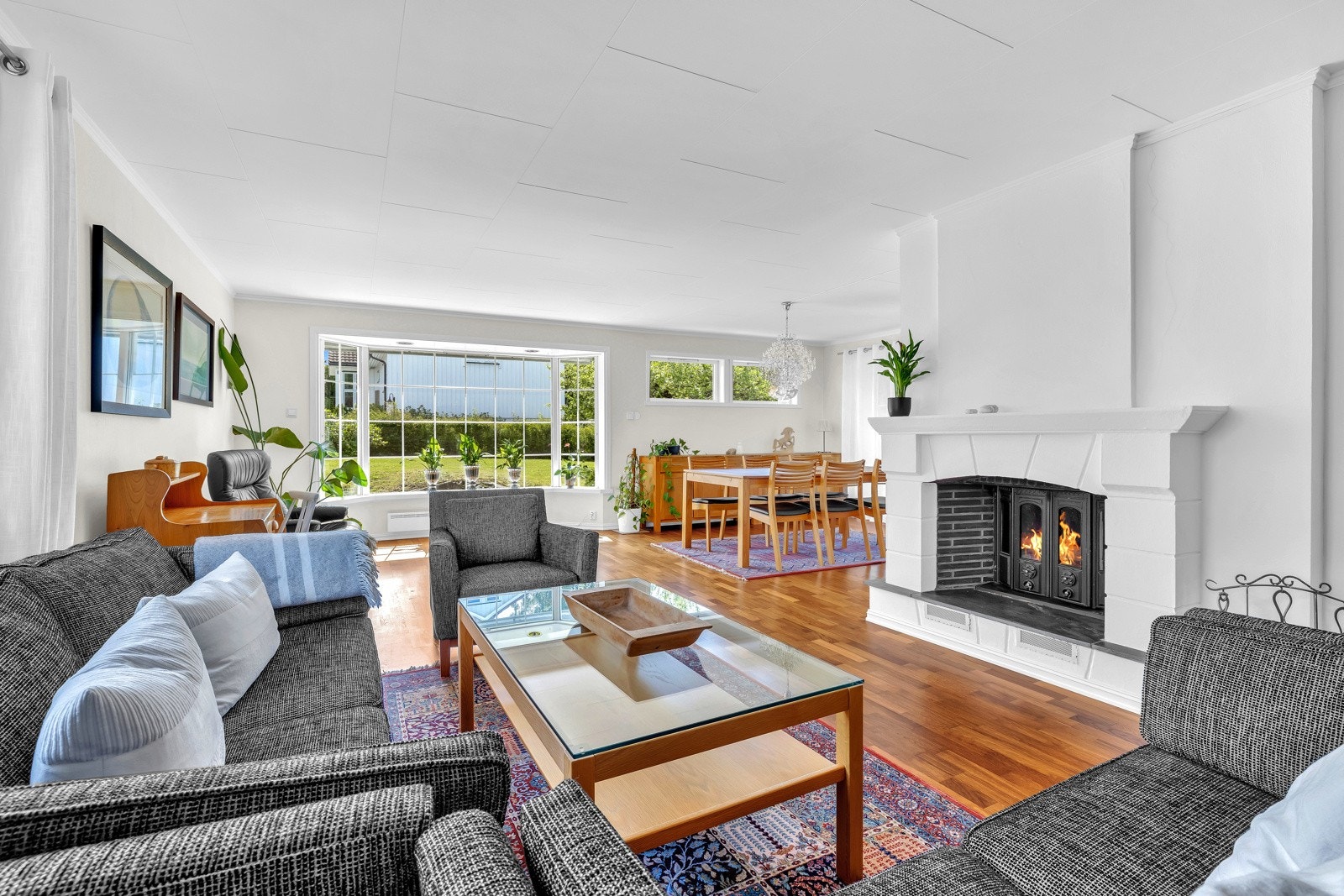 Stuen er lys og romslig med en stor og elegant peis til oppvarming om vinteren. Galleribilde