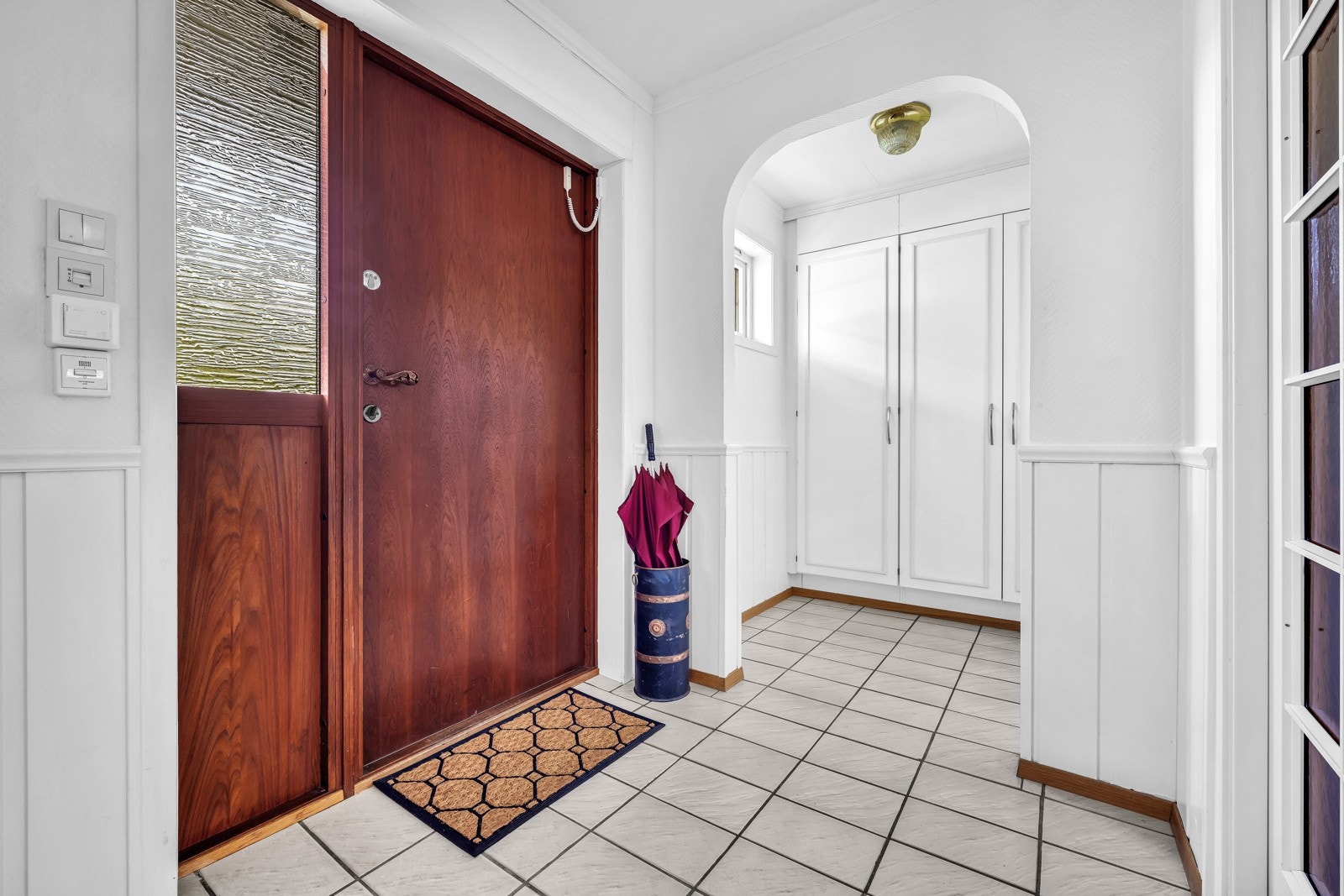 Entréen i første etasje har fliser på gulvet, lysmalte vegger og direkte tilgang til et praktisk og fint garderoberom, samt vaskerom. Galleribilde