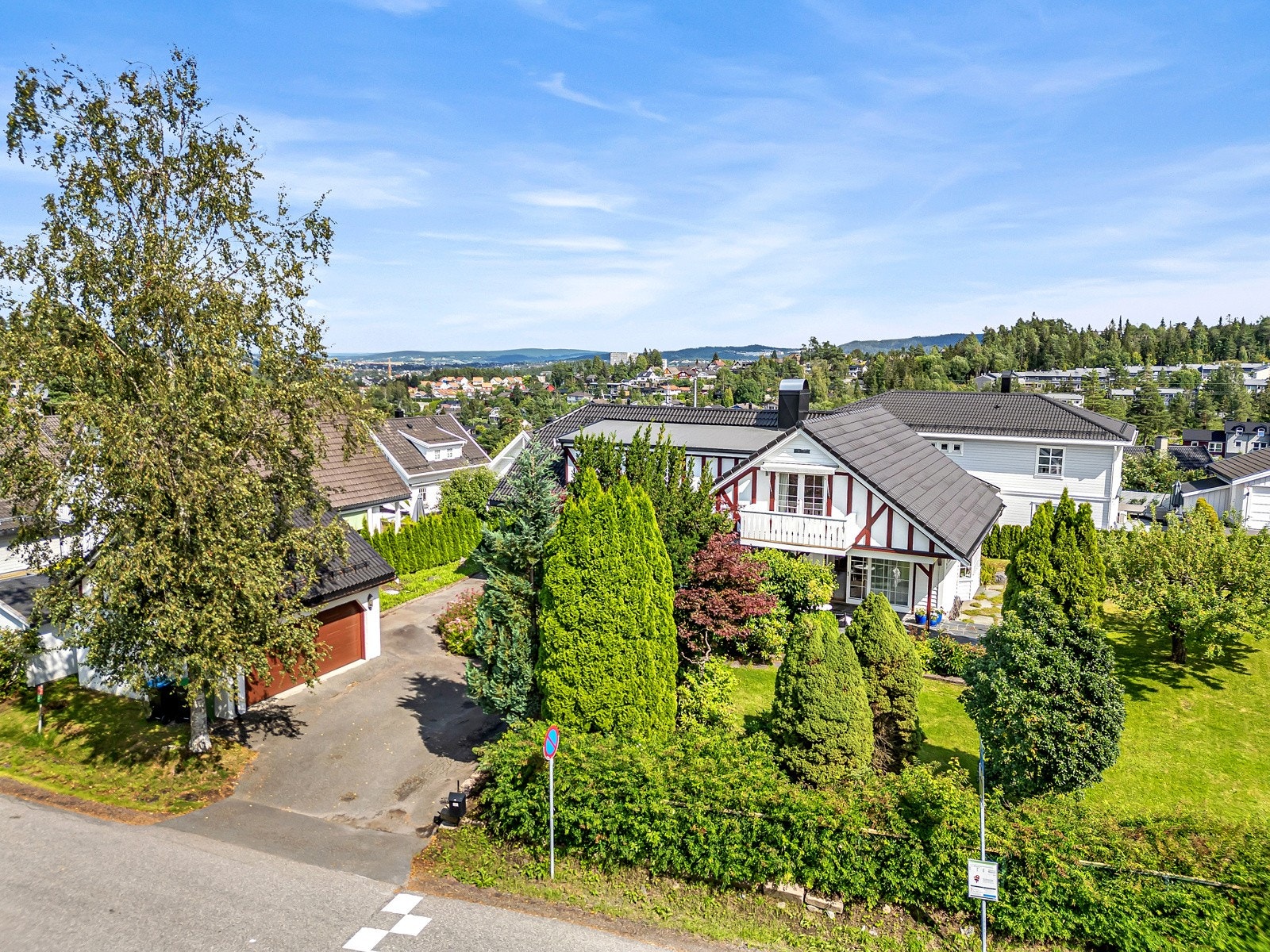 Her er det rikelig med boltreplass for både liten og stor, og solen kan nytes fra flere fine uteplasser. Galleribilde