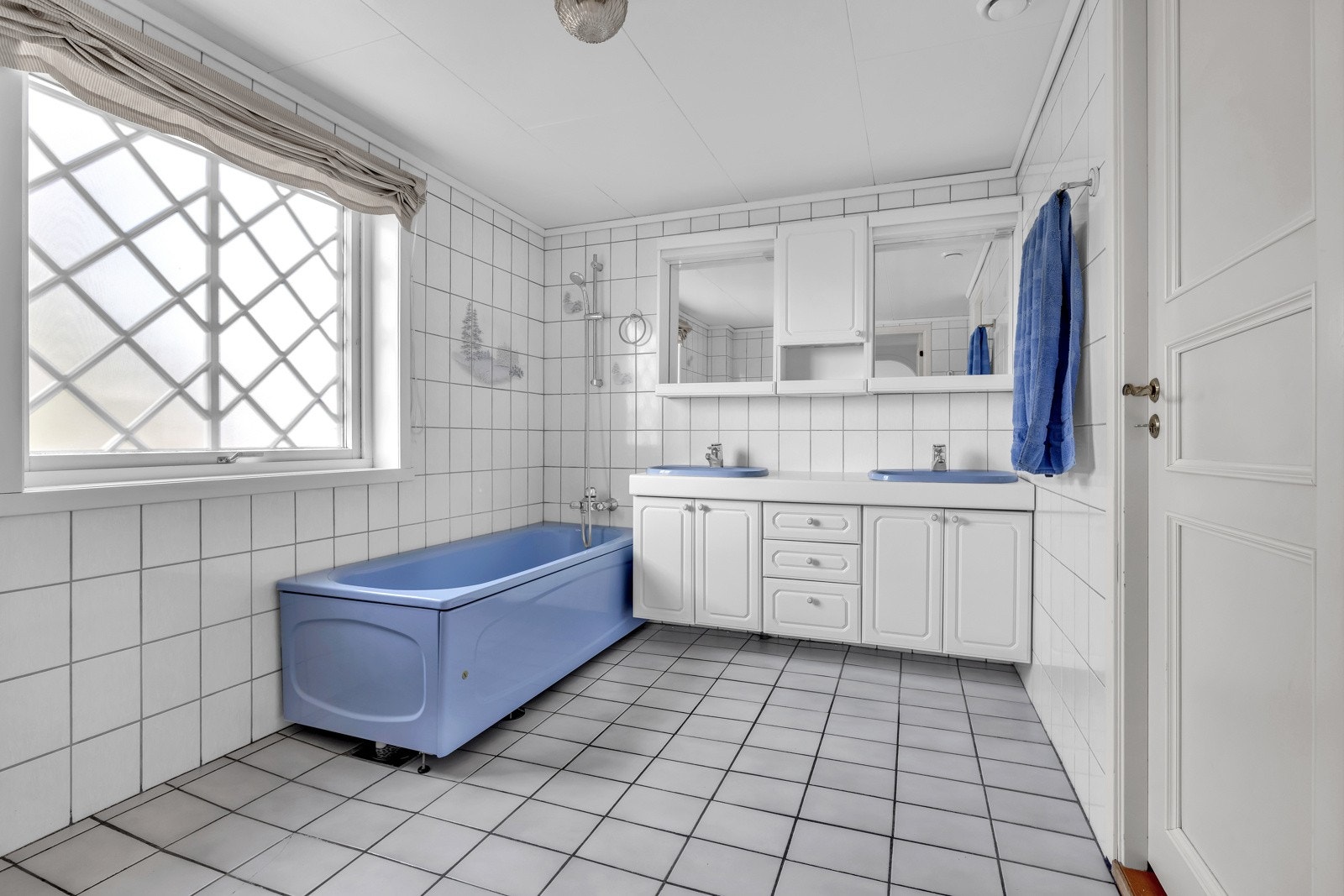 Flislagt med badekar. Galleribilde