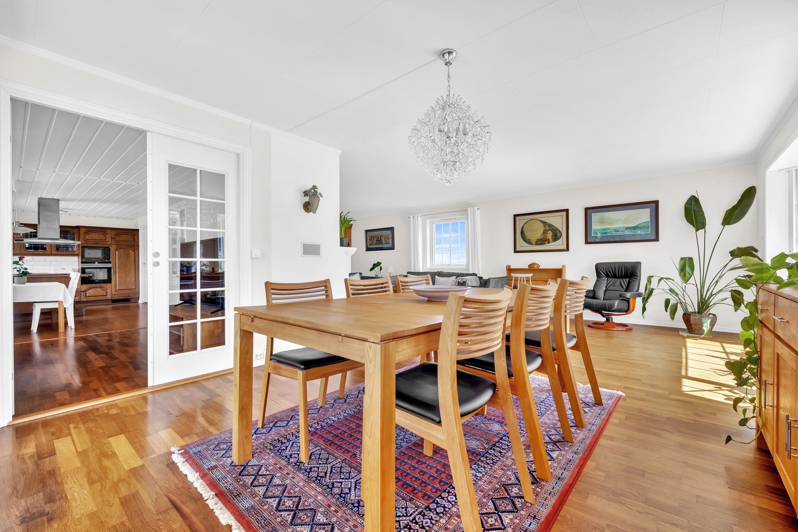 Stuen har god plass til både sofagruppe og spisebord. Galleribilde