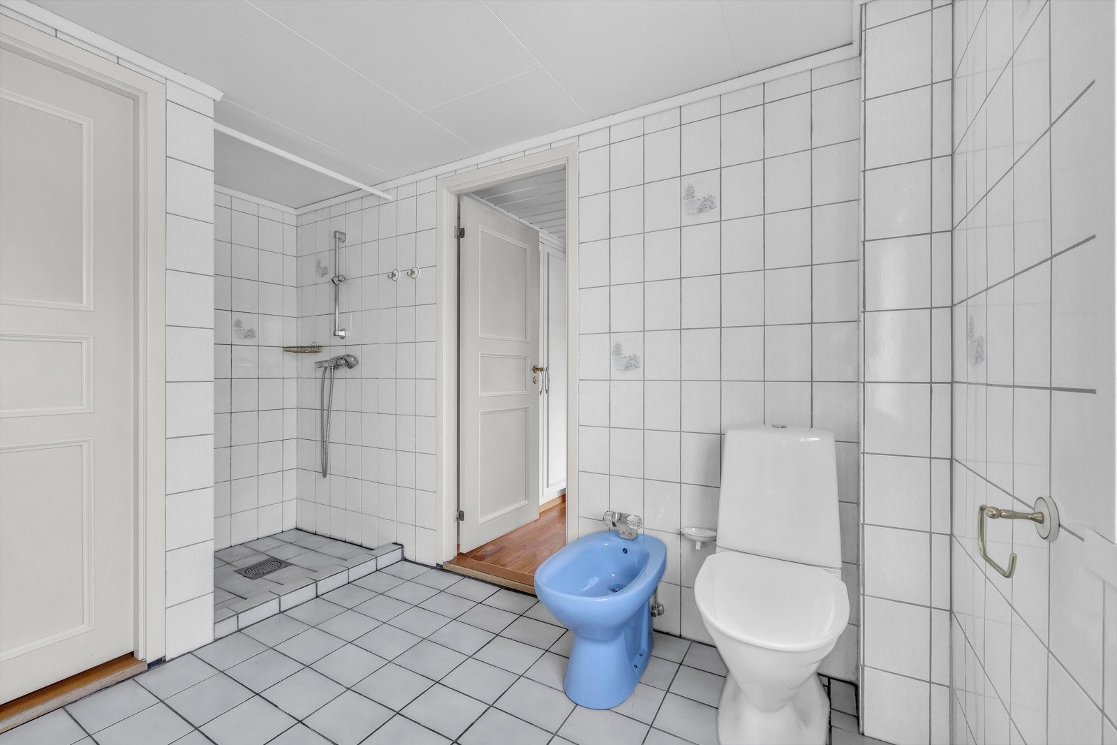 Hovedbadet i andre etasje har inngang både fra gangen og via hovedsoverommet. Galleribilde