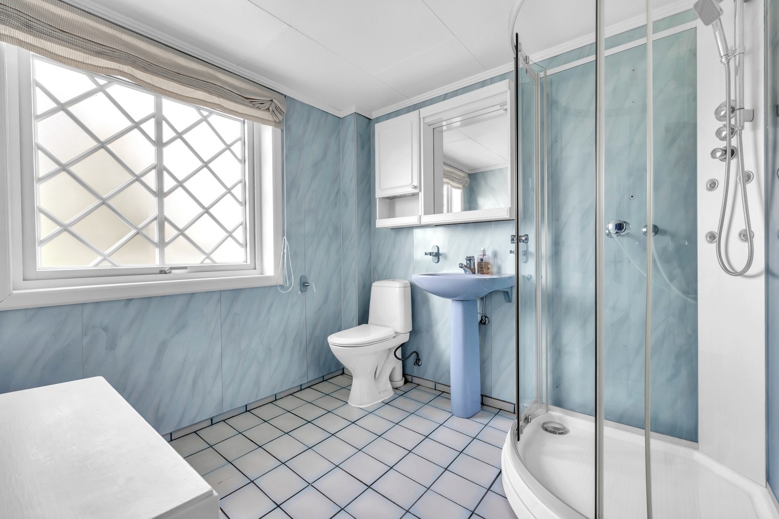 Det er tre bad i boligen - to i andre etasje. Galleribilde