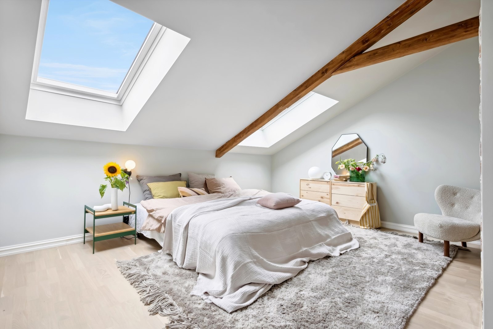 Hovedsoverommet er av god størrelse med plass til en dobbeltseng, tilhørende nattbord og annet ønskelig møblement. Galleribilde