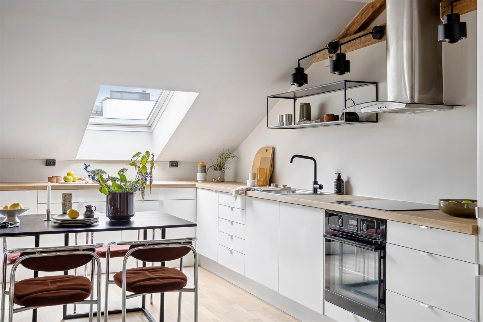 Hvitevarer som koketopp, stekeovn, oppvaskmaskin og kjøl-/fryseskap er integrert i innredningen. Galleribilde