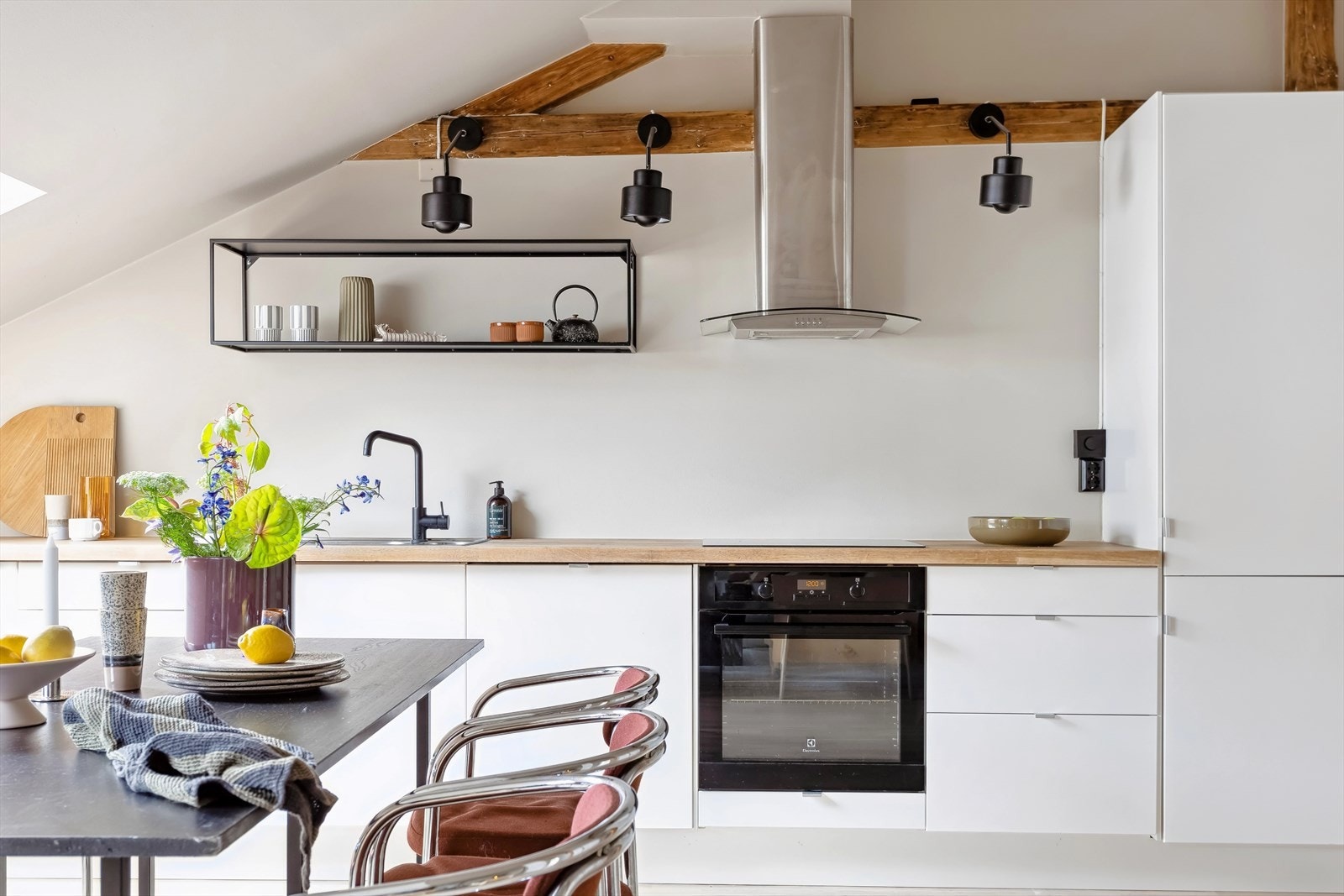 Det er rikelig med lagringsplass i skap og skuffer. Galleribilde