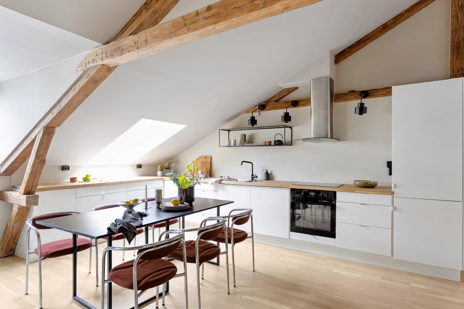 Med stue og kjøkken i ett blir det både gøy og sosialt å kokkelere til det inviterte selskapet. Galleribilde