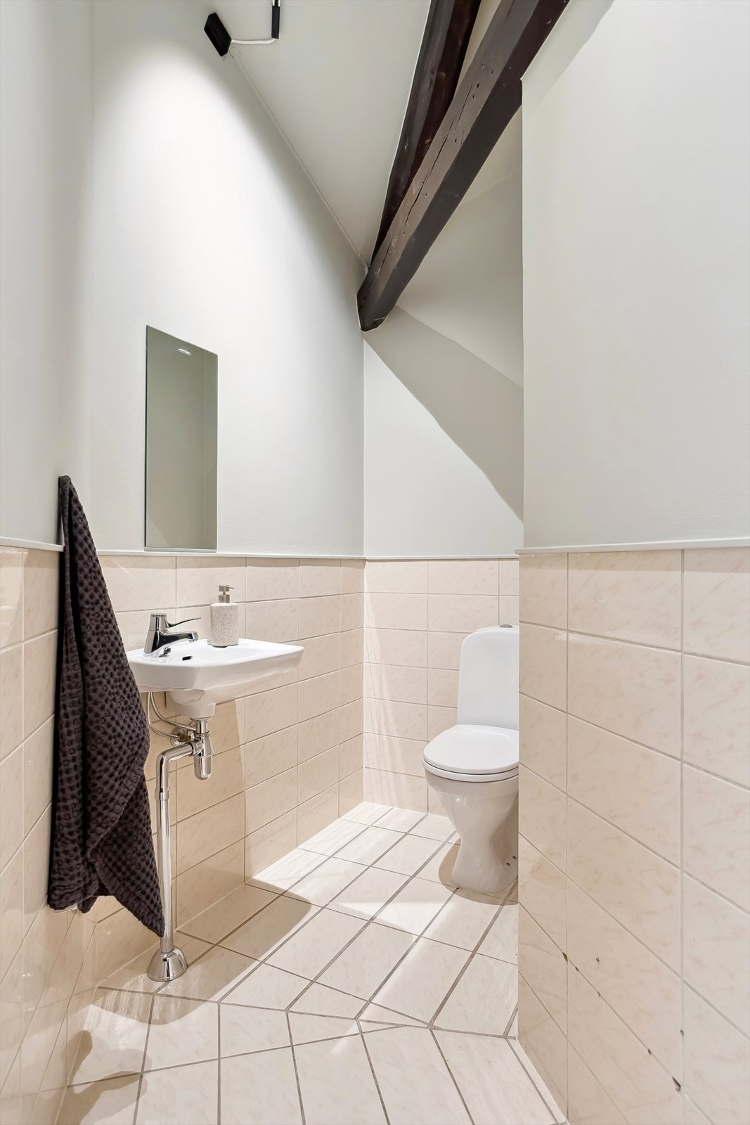 Separat toalettrom innredet med frittstående wc og servant. Galleribilde