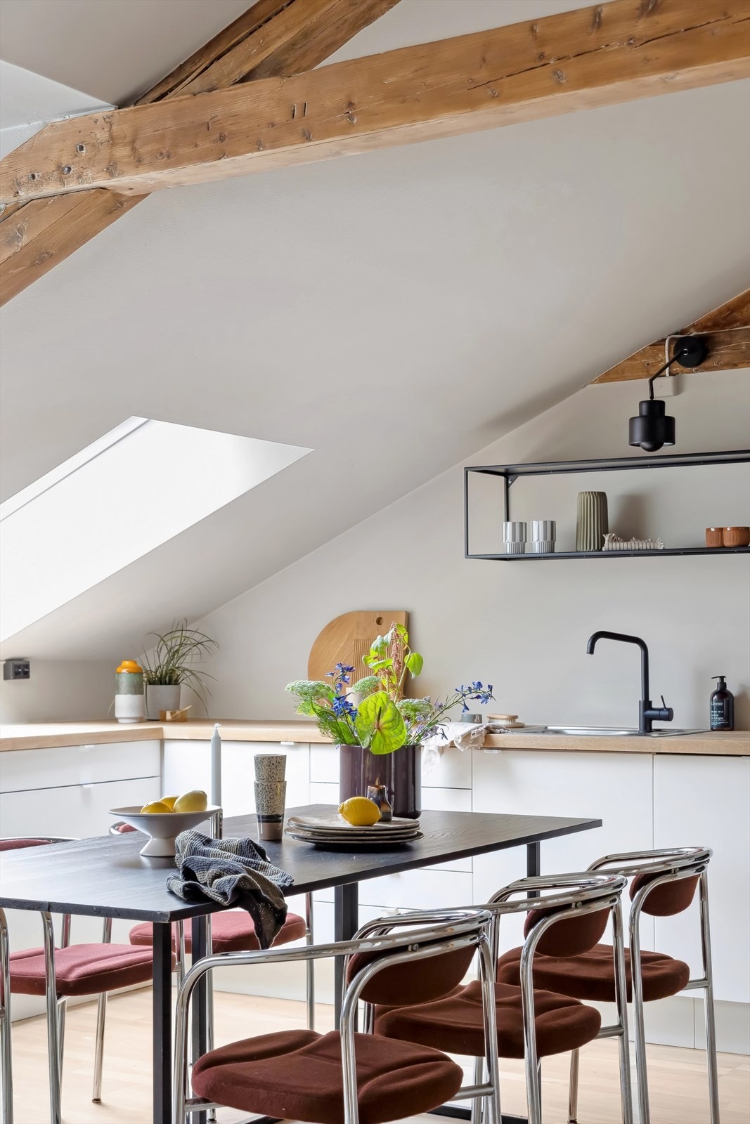 Det er god plass til et stort spisebord hvor en bedre middag kan nytes sammen med det inviterte selskapet. Galleribilde