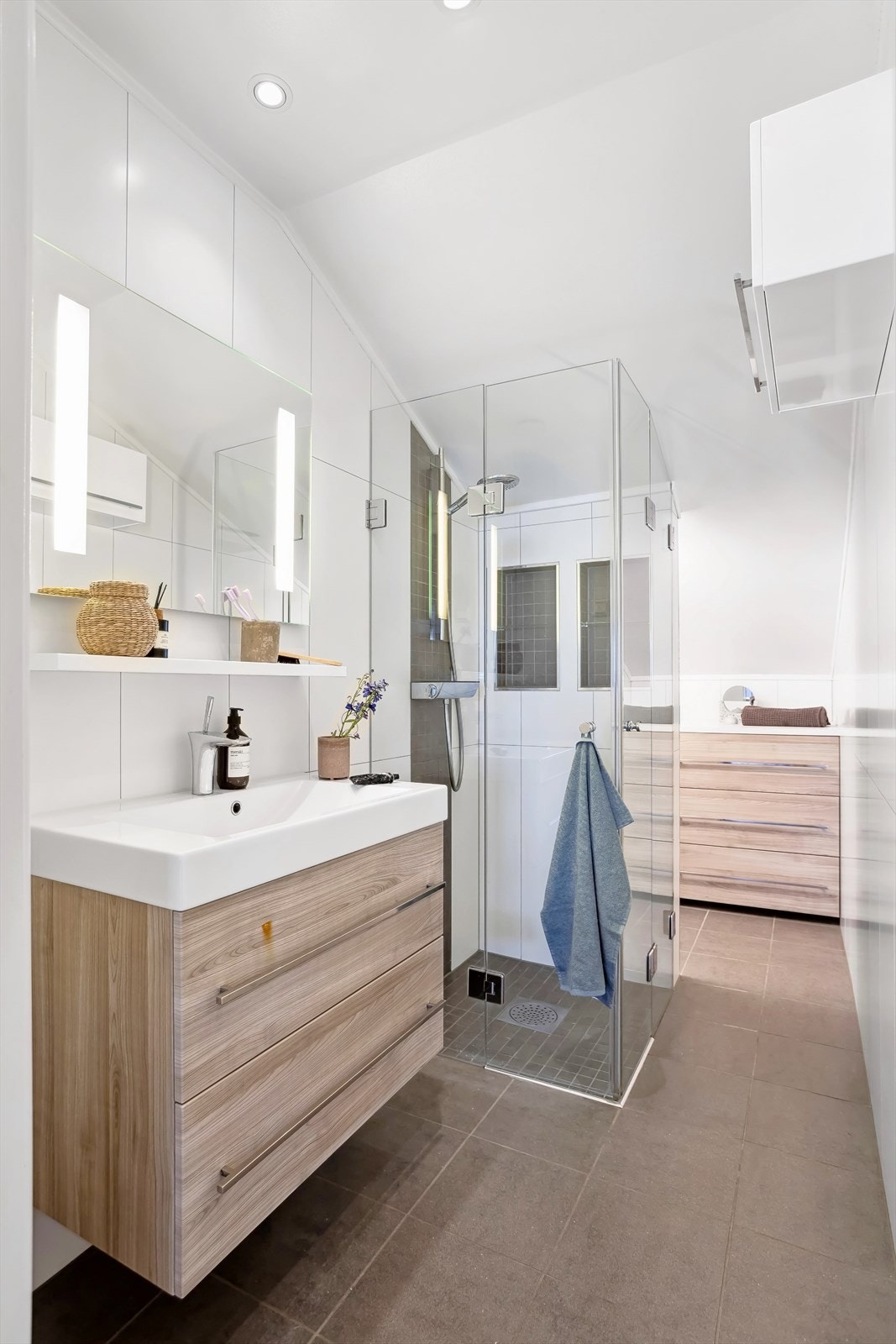 Flislagt baderom med elektriske varmekabler i gulv og downlights i himling. Galleribilde