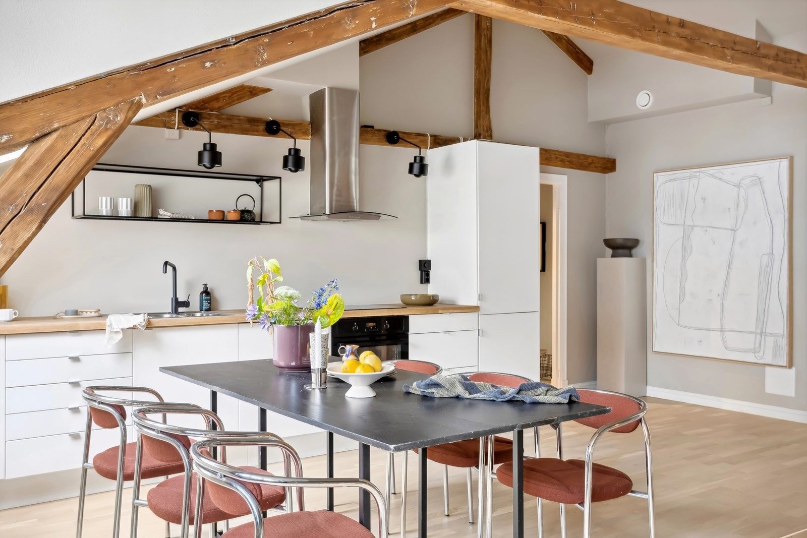 Ikea kjøkkeninnredning med slette lakkerte fronter, heltre eik benkeplate, 1 ½ oppvaskkum og kjøkkenventilator i stål/glass antatt m/kanal ut. Galleribilde