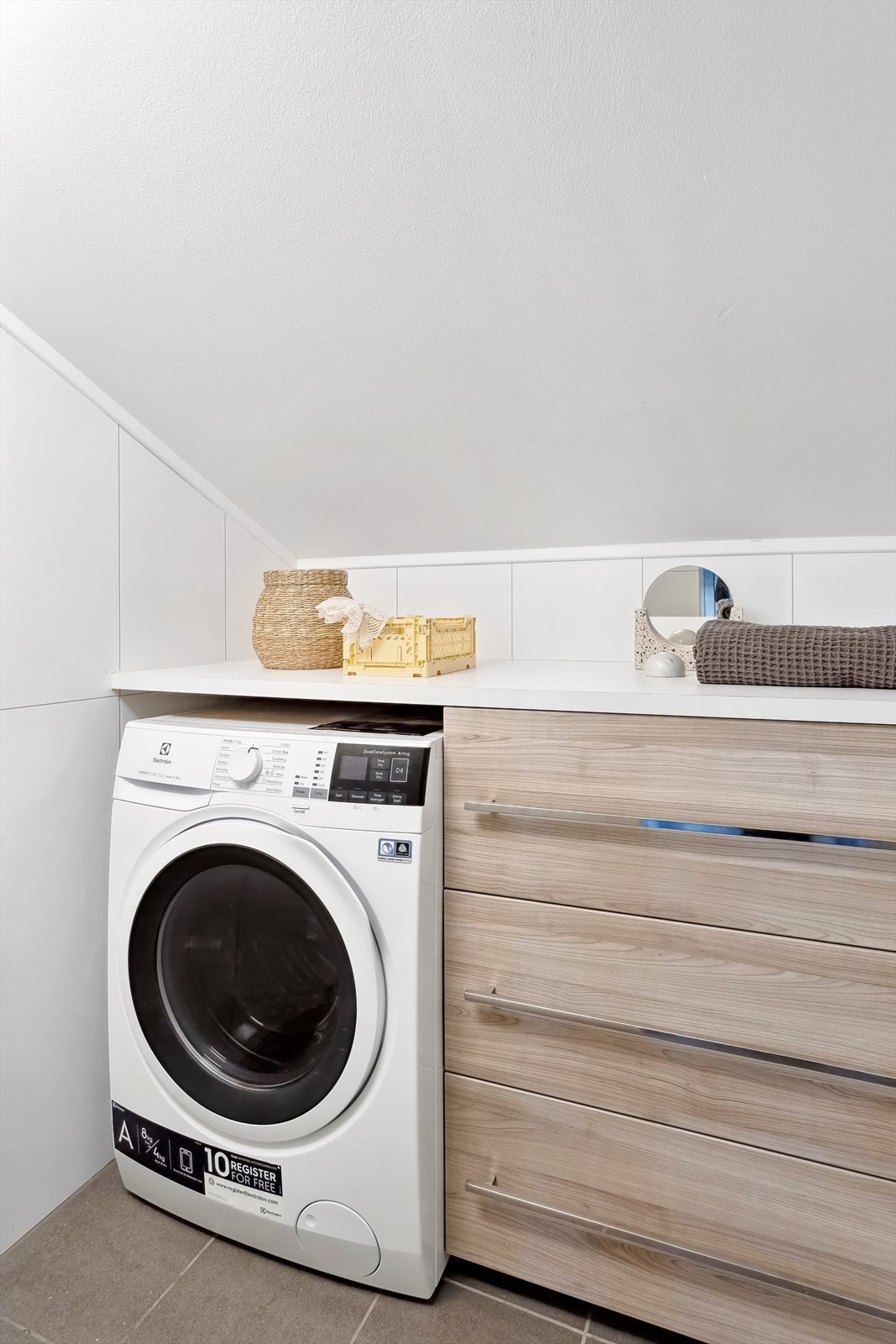 Det opplyses av eier at bad er pusset opp i 2013. Badet er utstyrt som servant med underskap, speil med lys, inn-/utadslående dusjdører og benk over vaskemaskin. Det er plass og opplegg for vaskemaskin. Galleribilde