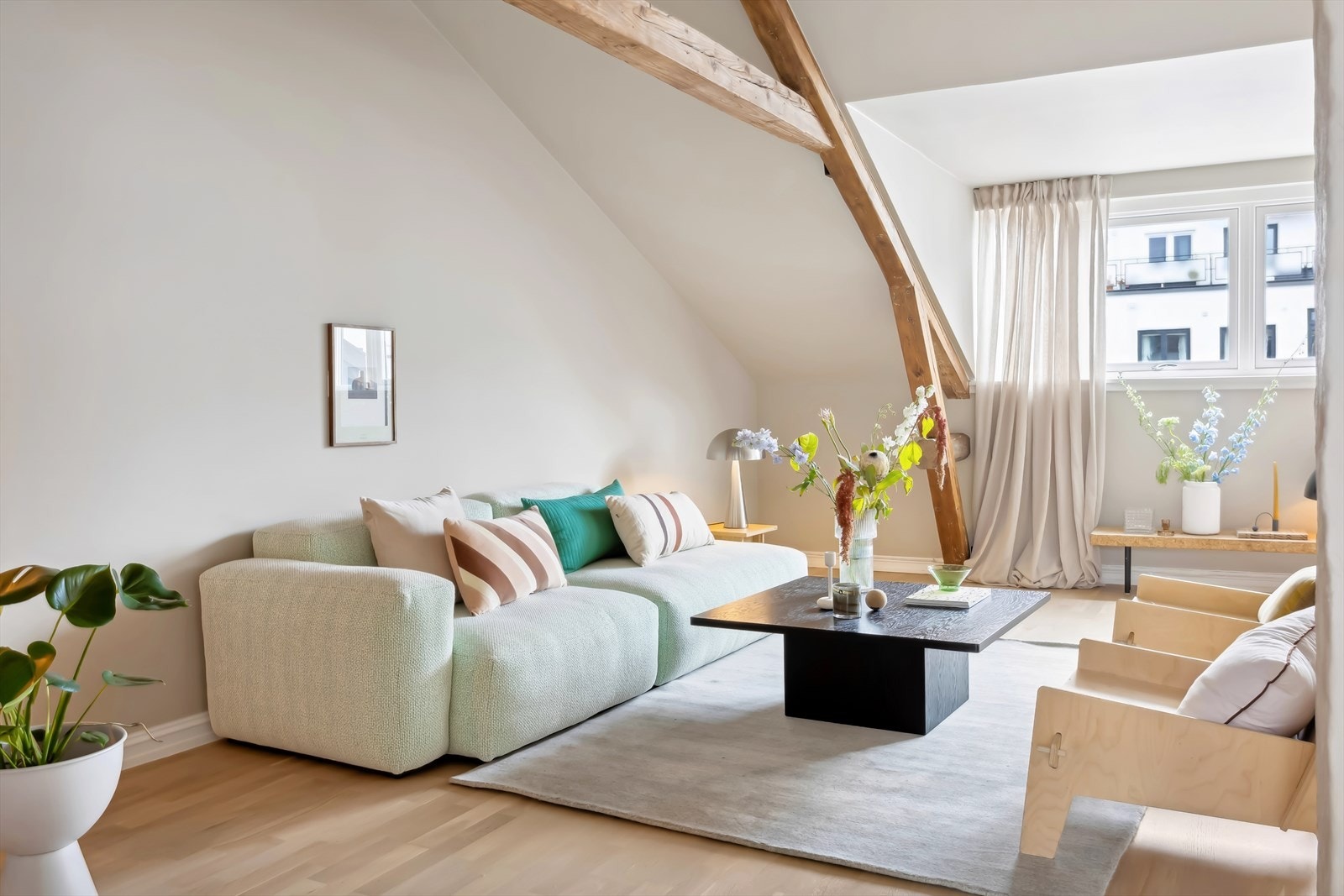 De store vindusflatene sammen med sammen med den gode takhøyden skaper en luftig og fin atmosfære. Galleribilde