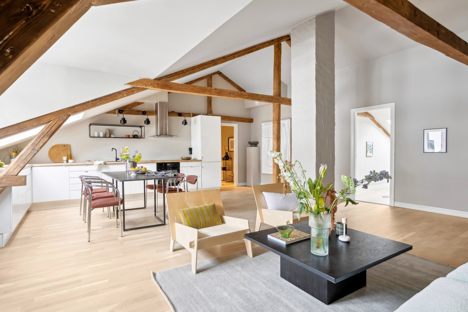 Dette er en lys og pen 3-roms eierleilighet i byggets 3. (toppetasje). Galleribilde