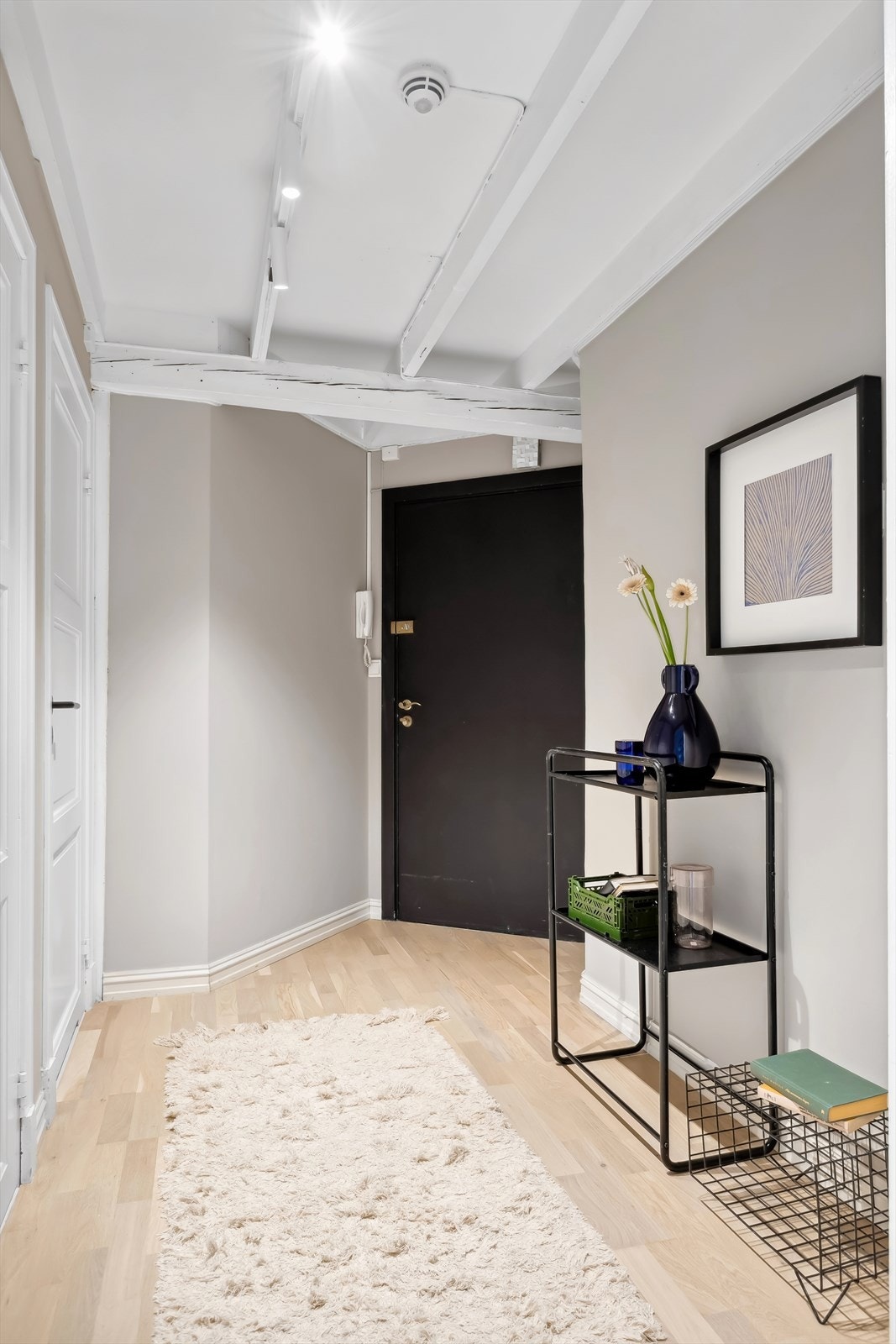 Her ønskes du velkommen inn til en romslig gang med god plass for oppheng av yttertøy. Galleribilde