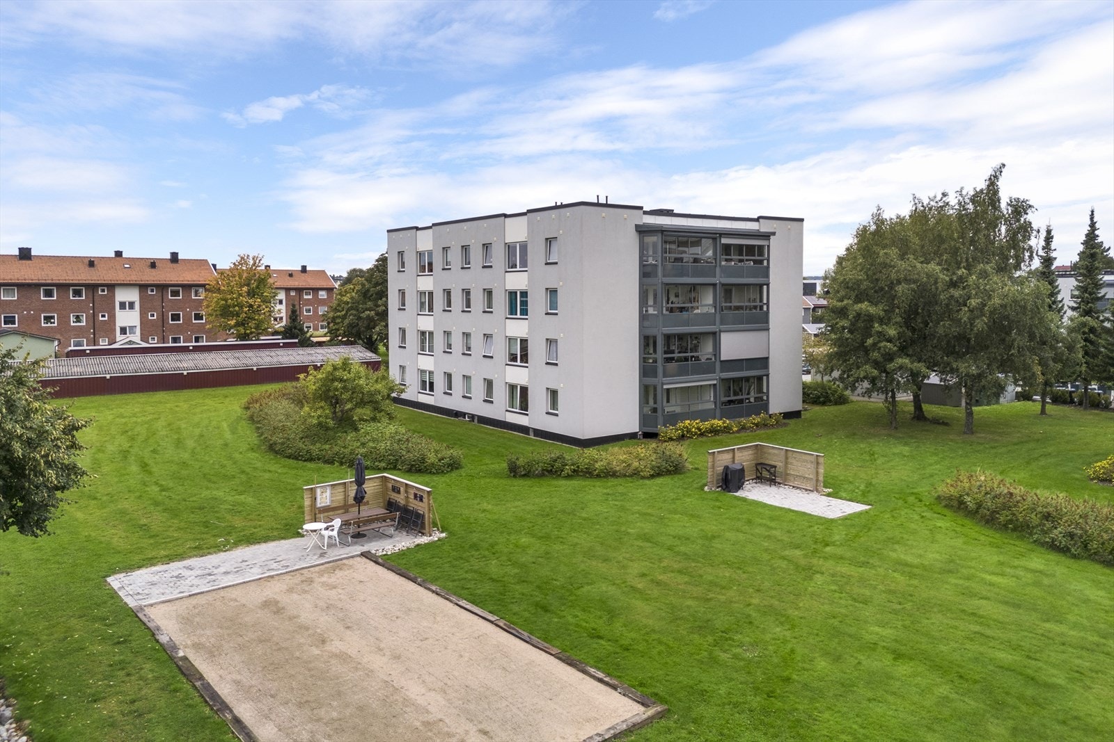 Tomten er felleseid av borettslaget. Pent opparbeidet med stor asfaltert gårdsplass og gressarealer. Det er også plassert garasjeanlegg på tomten. Galleribilde