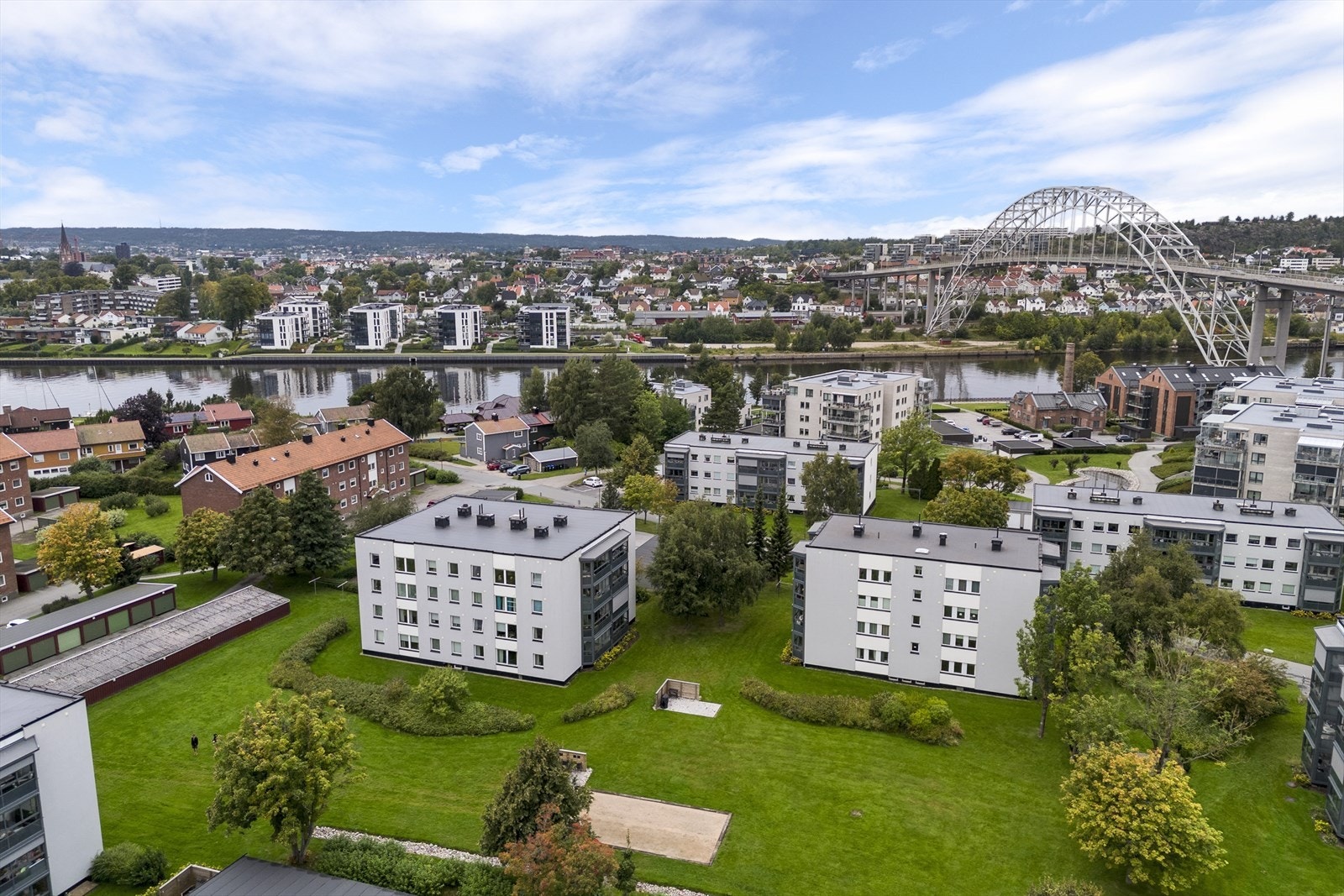 Du har også flott turterreng rundt Vollane, og her kan du følge med på fantastisk fugleliv. Med gratisferga er veien til Fredrikstad sentrum kort. Det er også gode bussforbindelser i nærområdet. Er du glad i å sykle, ligger forholdene godt til rette. Galleribilde