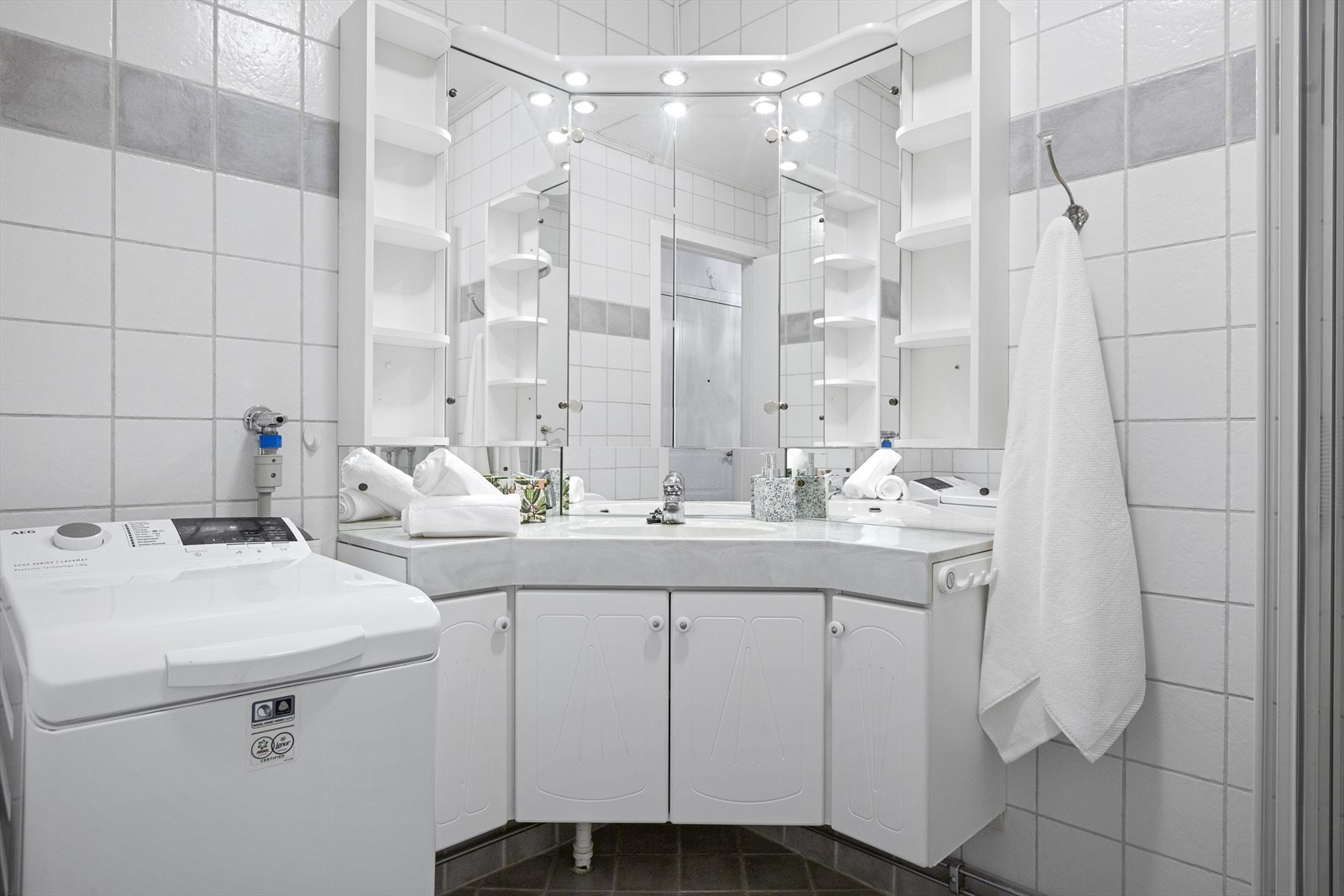 Rommet har innredning med nedfelt servant,dusjvegger/hjørne og opplegg for vaskemaskin. Naturlig ventilering via ventil på vegg. Tilluft via luftespalte under dørblad. Galleribilde