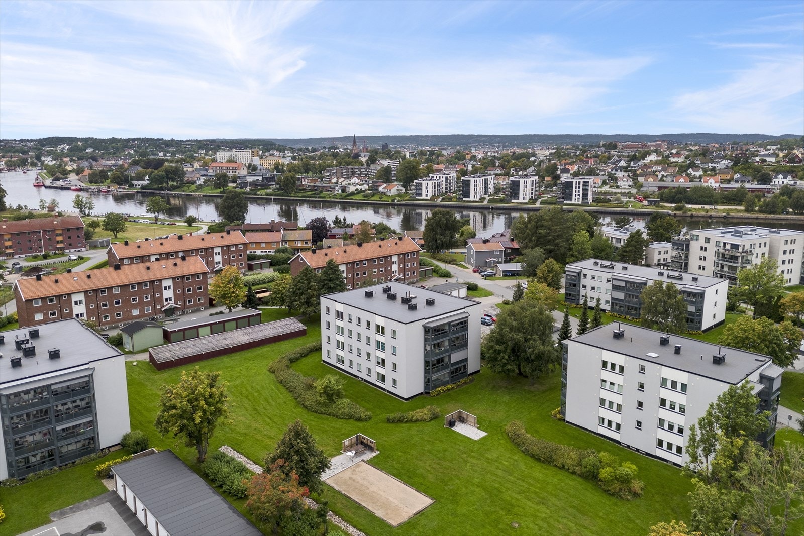 Fra Prestelandet 18 har du kort vei ned til elva og fine turmuligheter langs Glommastien. Til idylliske Gamlebyen med kaféer og små butikker går du på fem minutter. Galleribilde