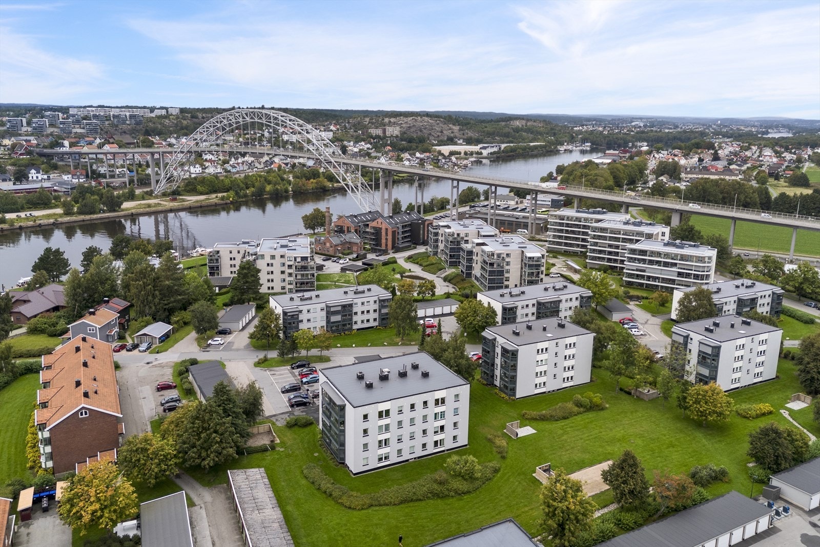Det er tett mellom barnehagene i området, og til Gudeberg barne- og ungdomsskole går du på tre minutter. Internasjonal skole ( CIS) er også en del av nabolaget, sammen med golfbanen og Spar dagligvarebutikk. Galleribilde