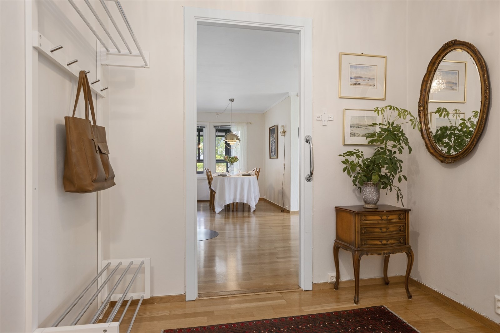 Trivelig og luftig gang med garderobe som ønsker deg velkommen inn, god plass til å henge fra seg ytterklær! Porttelefon. Galleribilde